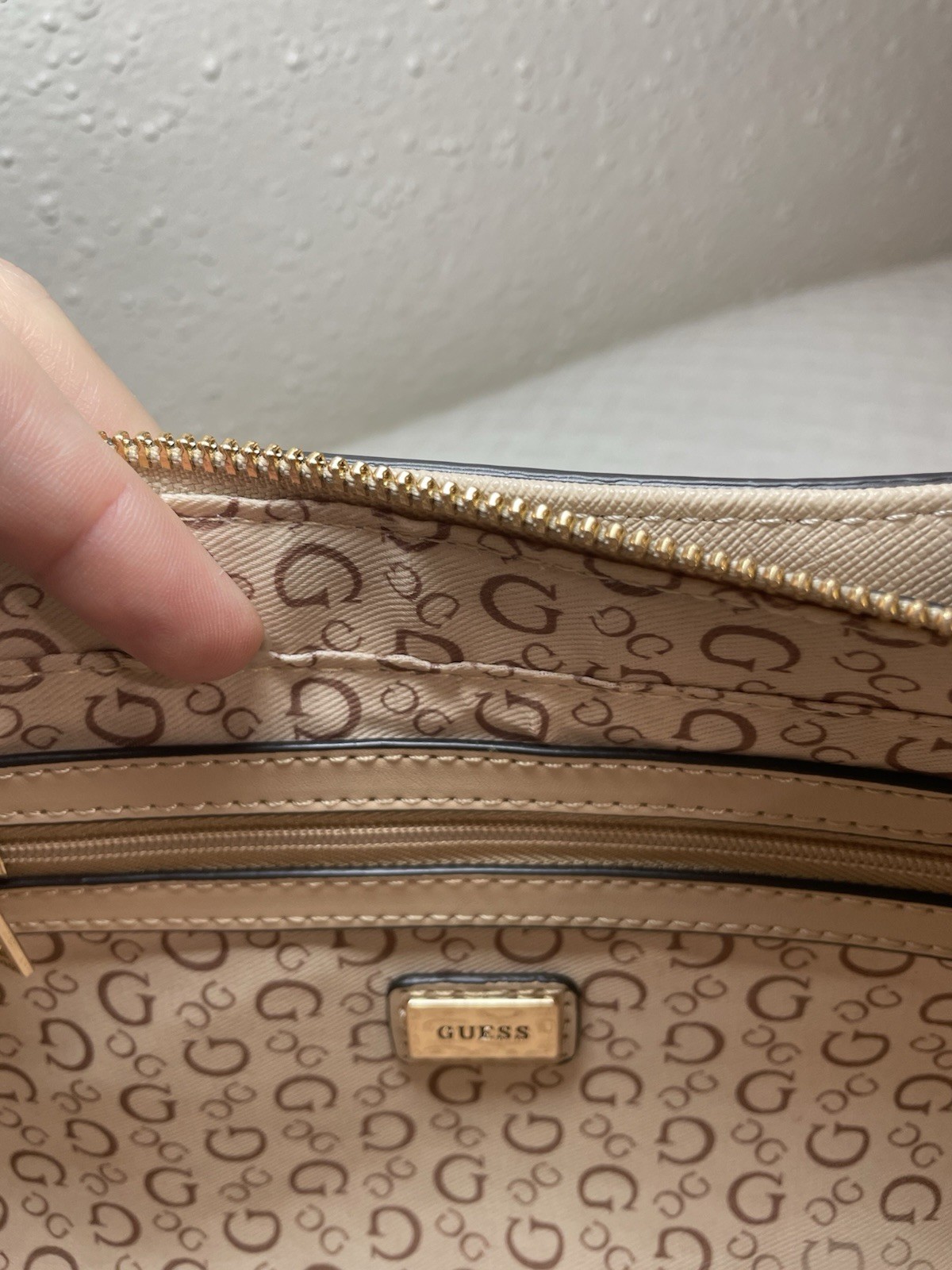 GUESS Beige Small Shoulder Bag Logo Pattern Gold Hardware Zip Top Lined Pockets