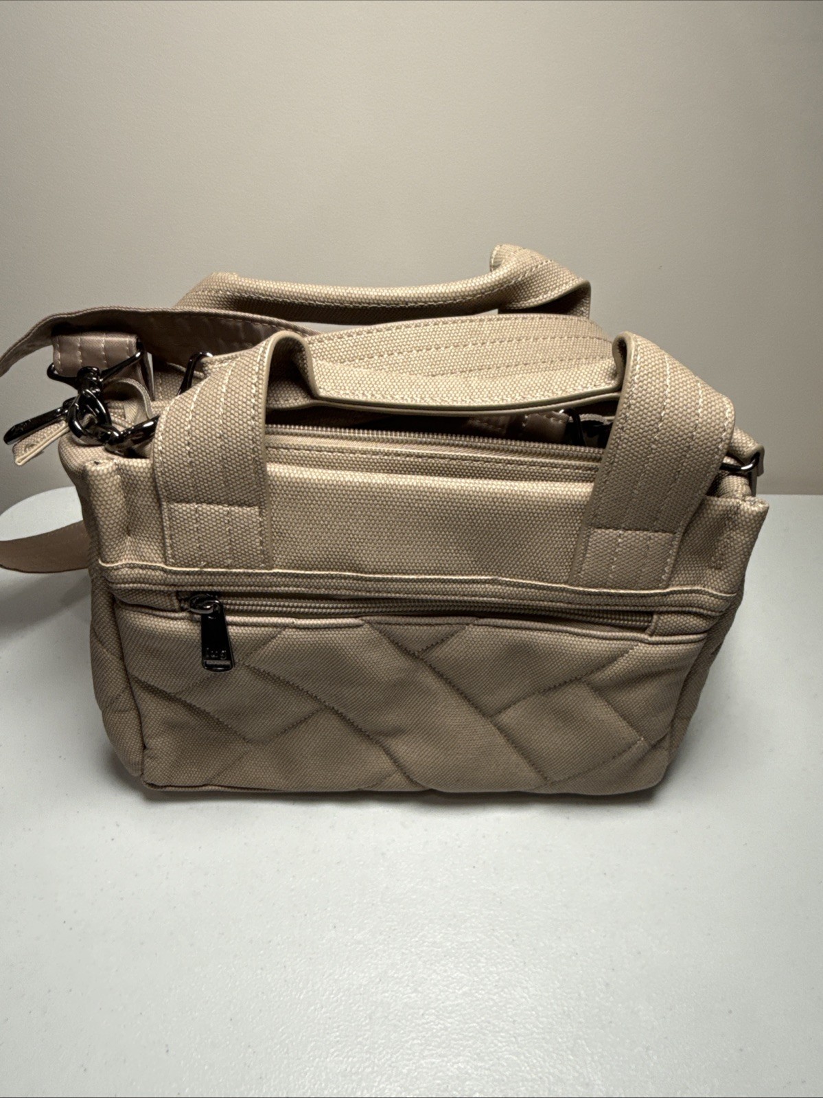 Lug Jitterbug Matte Luxe VL Crossbody Bag – Sand Read