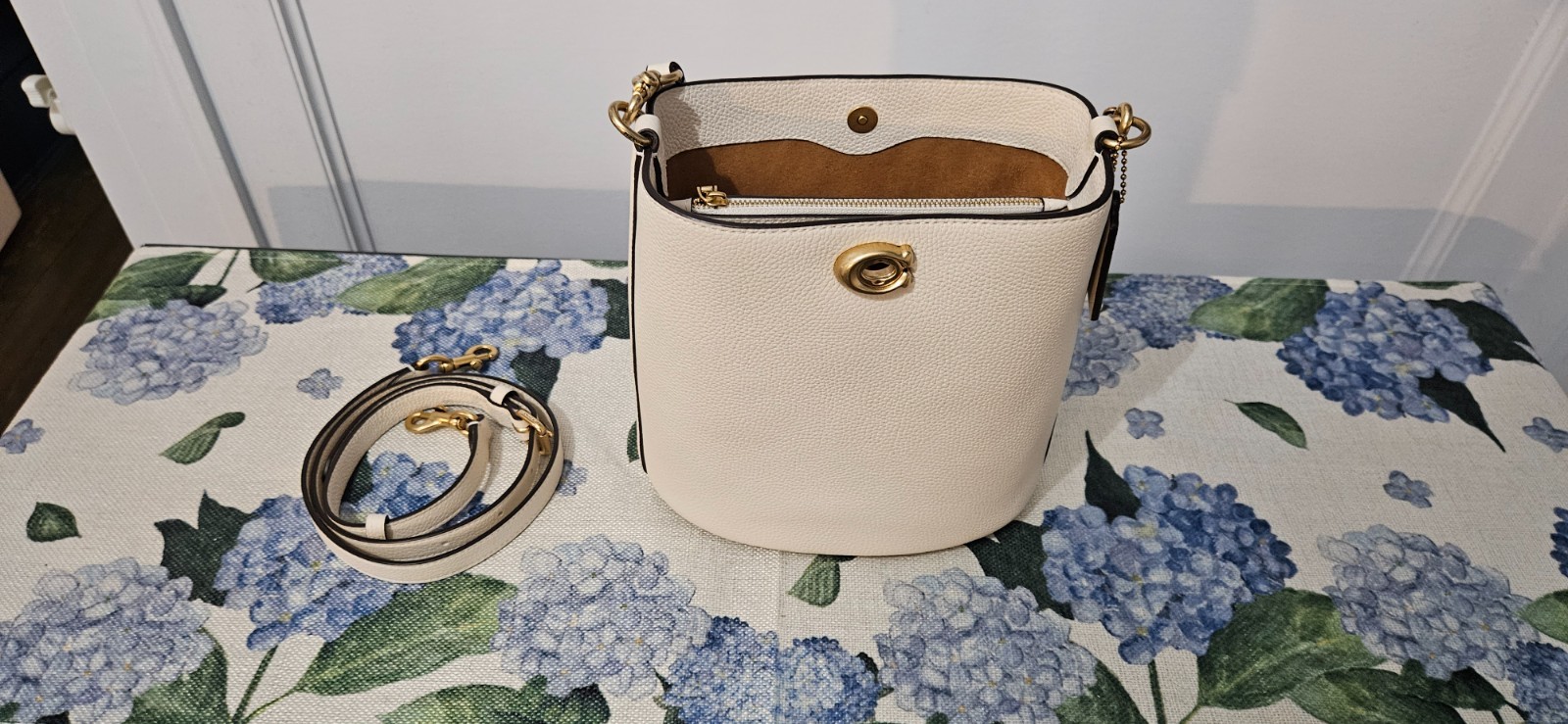 Coach Willow Bucket Bag 19 in Chalk