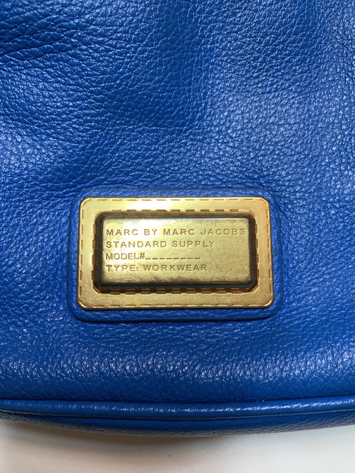 A classic Marc Jacobs shoulder bag made of textured leather in a light blue colo