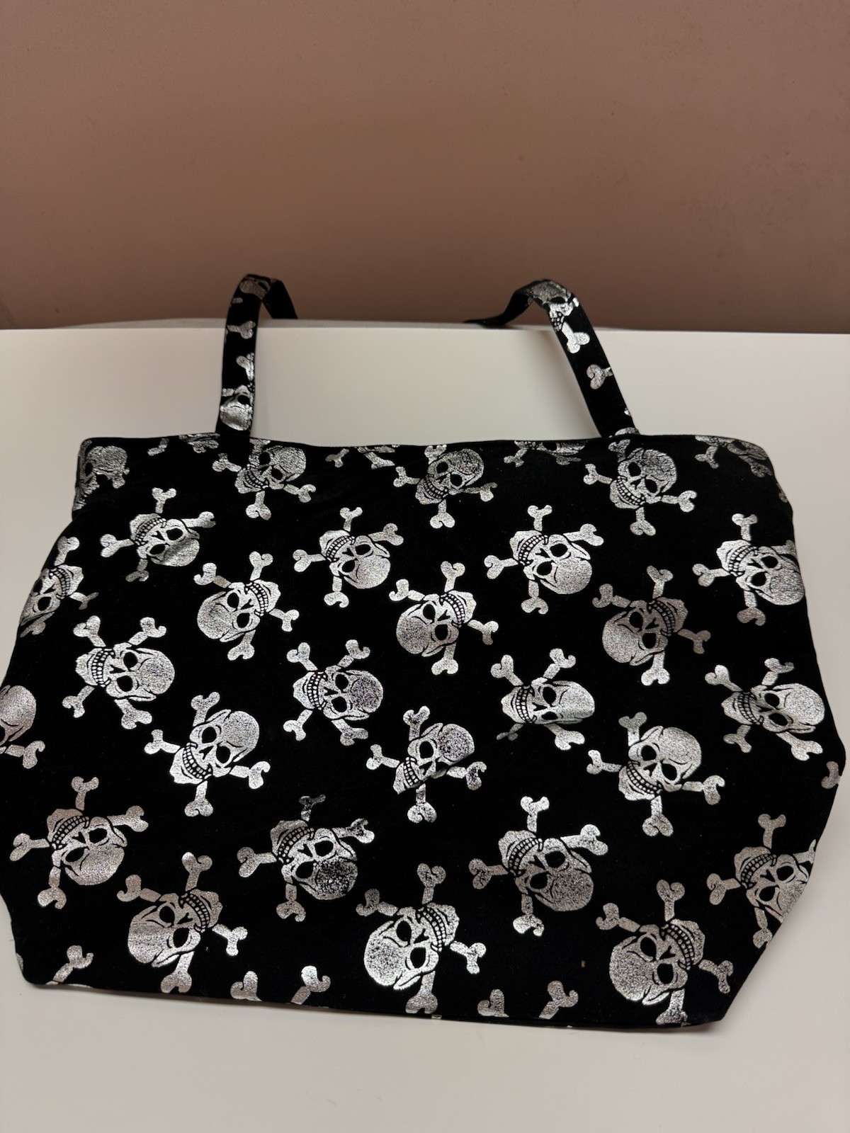 Woman’s Shoulder Bag Skull And Crossbones Zipper Closure Preowned