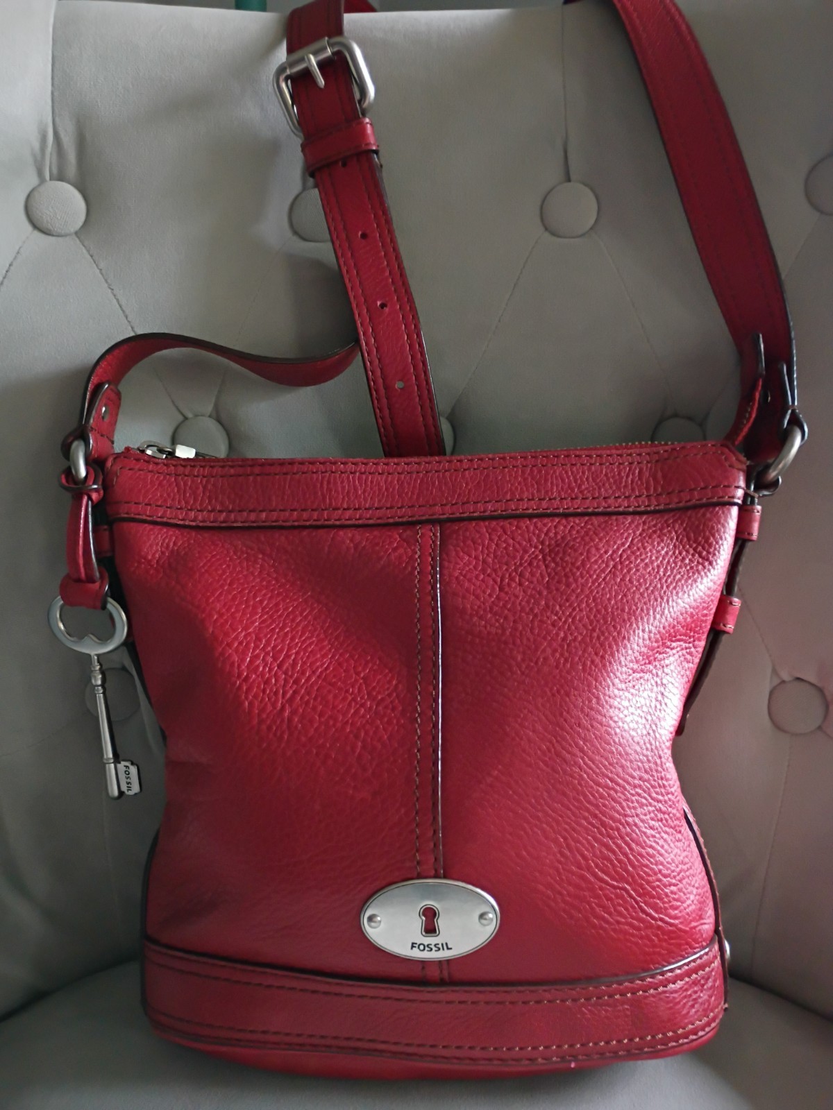 FOSSIL Vintage Maddox Red Leather Top Zip Bucket Crossbody Purse Bag Key Charm