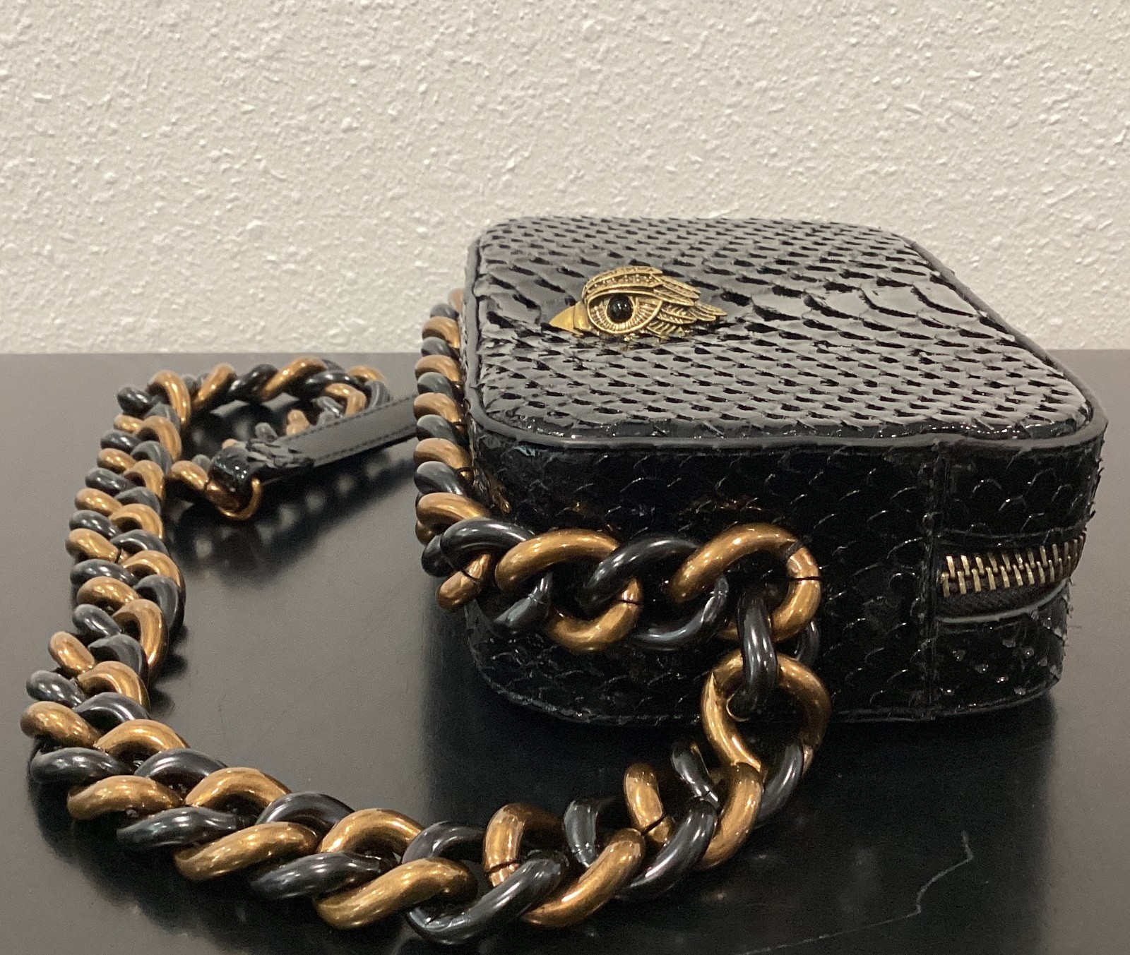 Kurt Geiger Kensington Heavy Chain ZIPPER ISSUE Textured Leather 8″ x 5″ x 2.25″