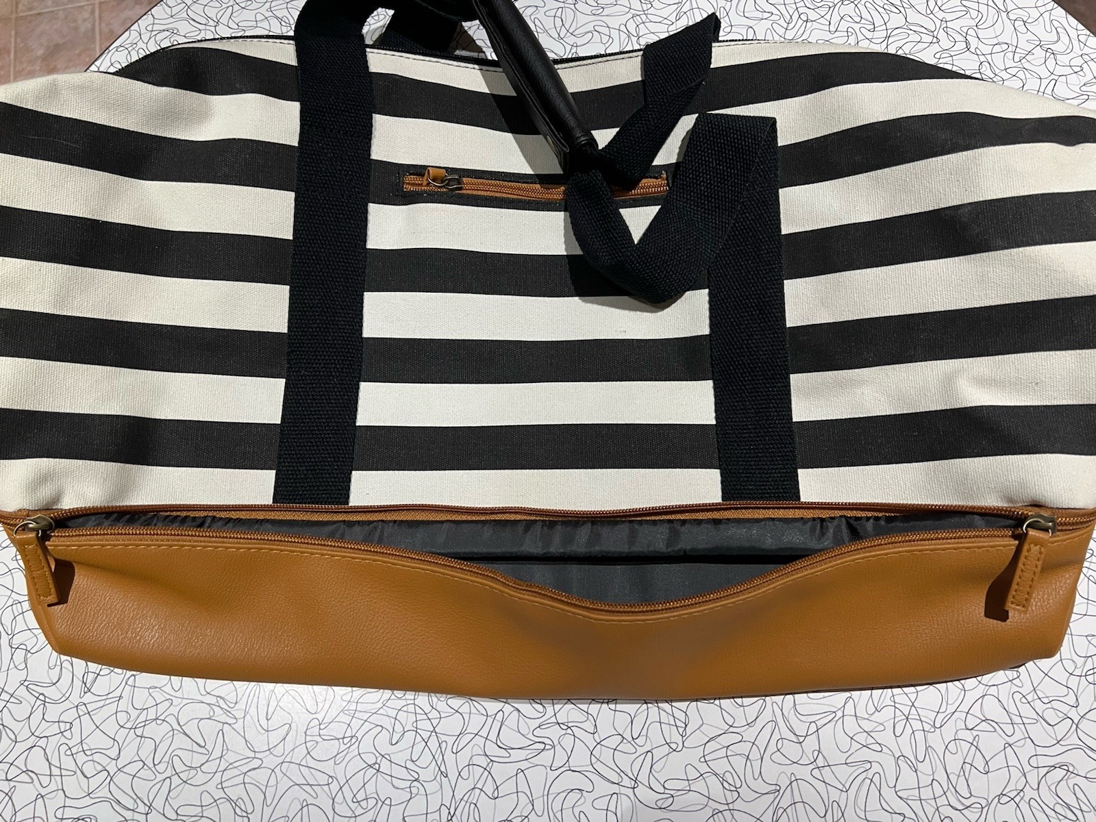 New DSW Black And White Striped Weekender Overnighter Travel Bag