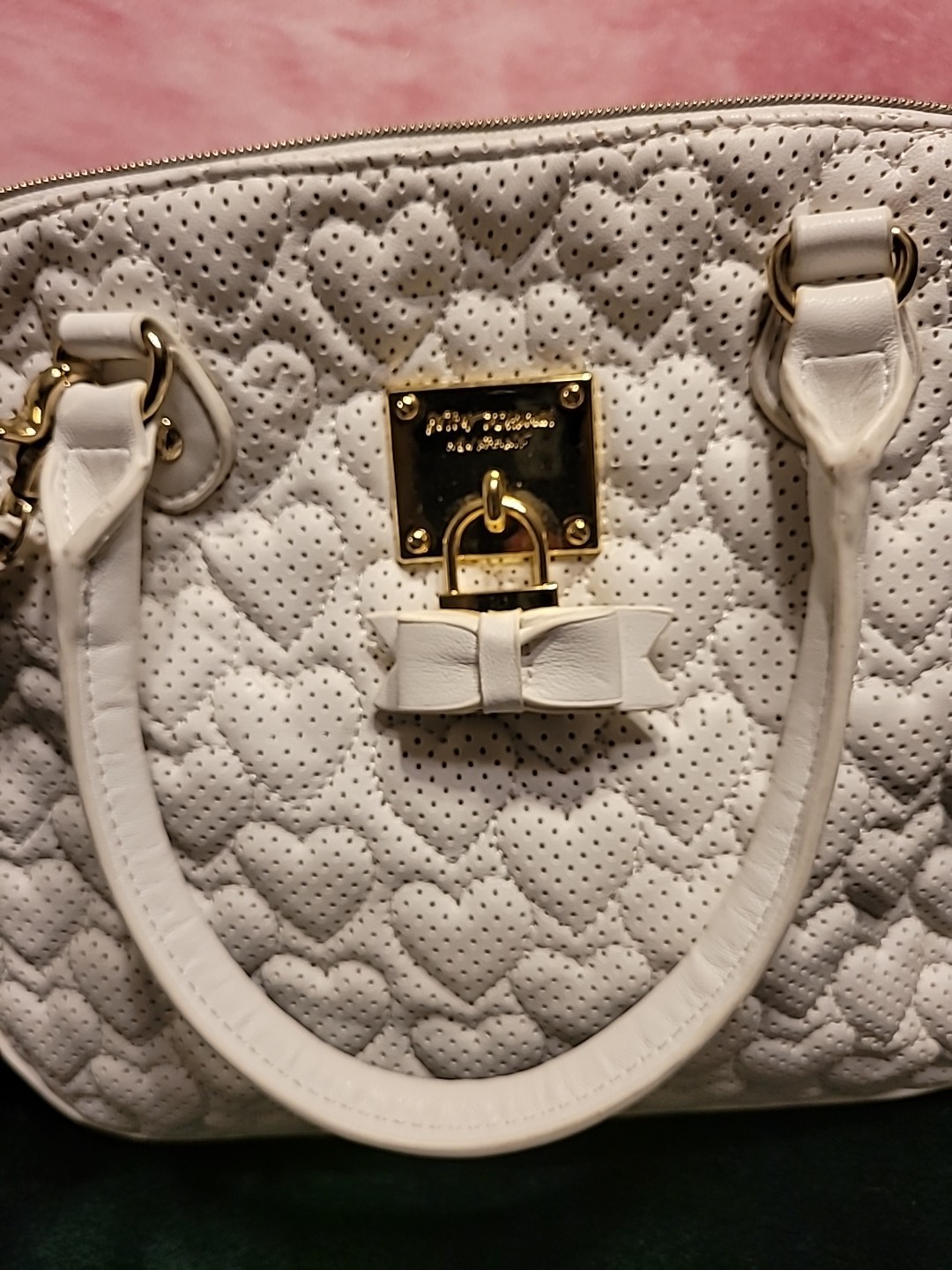 Betsey Johnson Rare White Quilted Heart Purse With Gold Accents Black Rose Liner