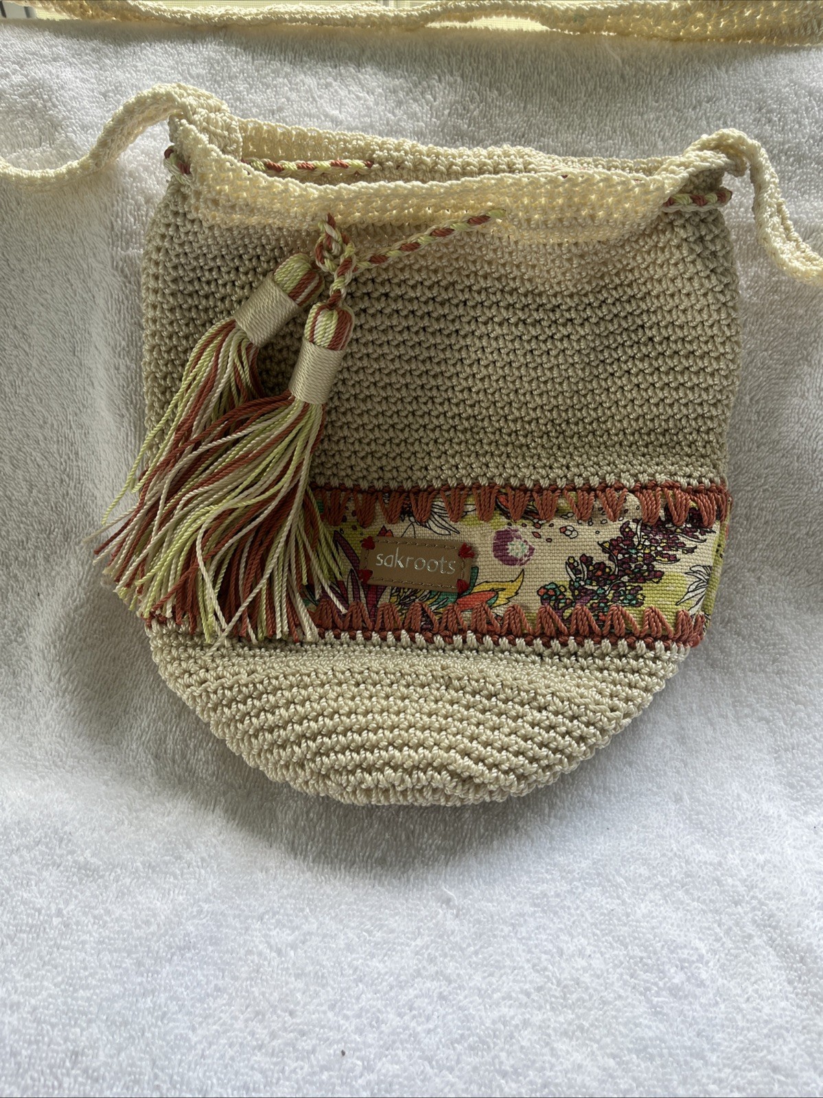 sakroots tan beige crochet crossbody bag with flower pattern canvas trim. 004