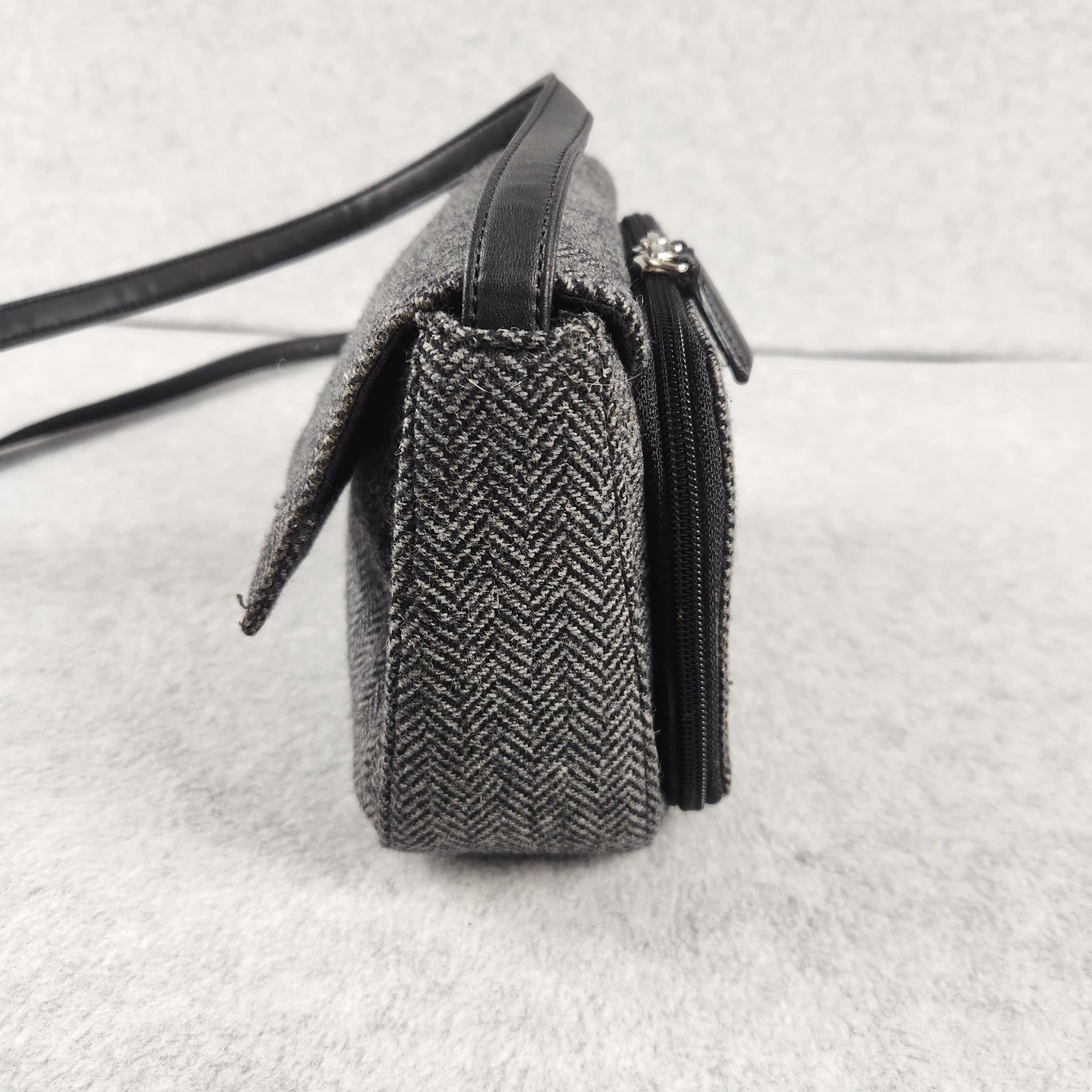 St. John’s Bay Crossbody Bag Womens Gray Herringbone Tweed Wool Blend Purse Zip