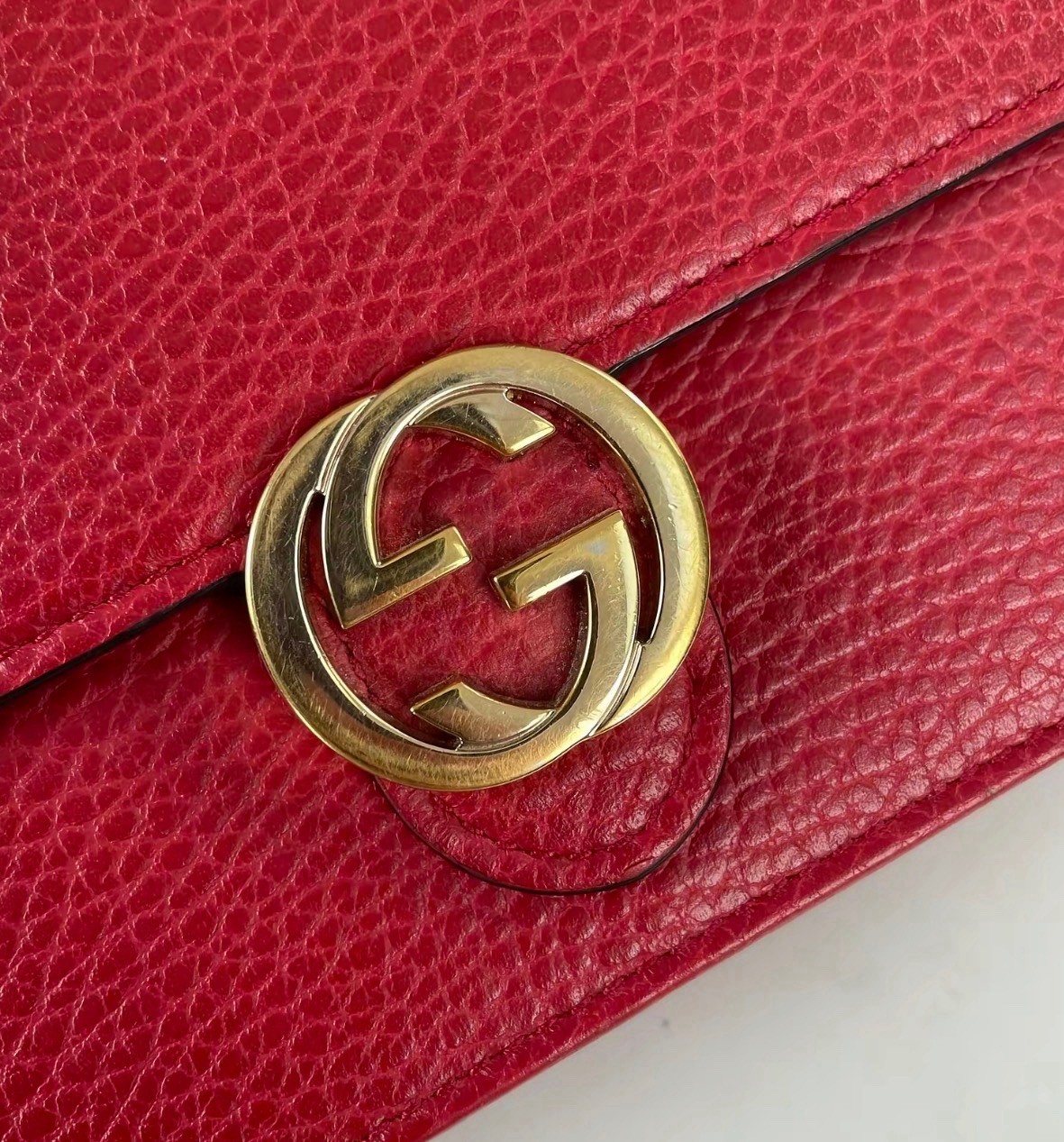 GUCCI Durable Grain Cowhide Leather Crossbody Bags Interlocking GG red pebbled