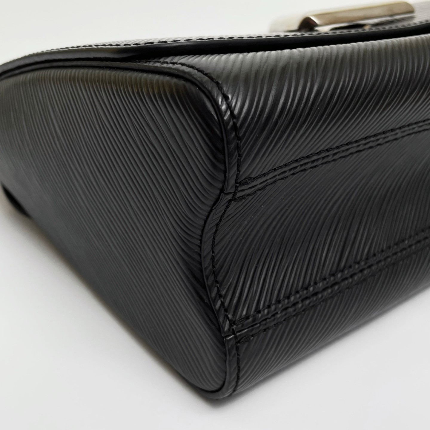 Authentic Louis Vuitton Twist MM Black Epi Leather Silver Hardware Shoulder Bag