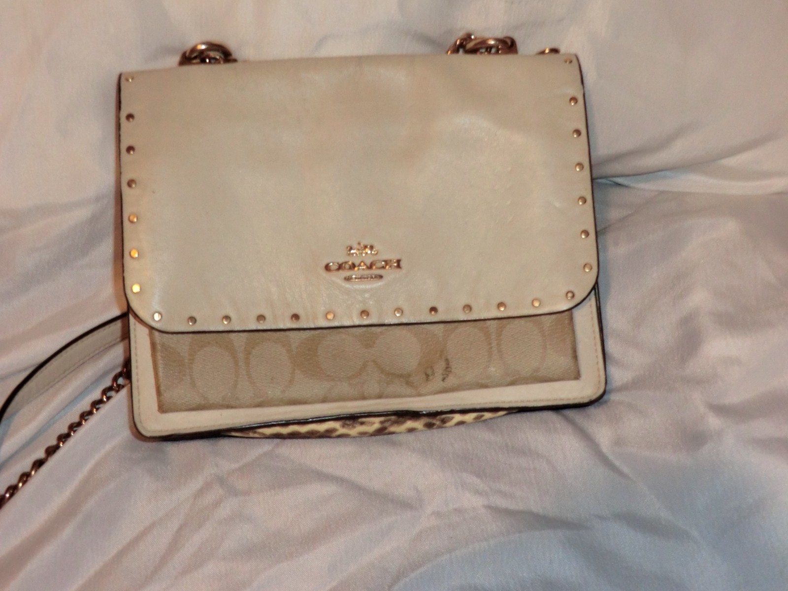 The Coach Klare Crossbody in Signature Canvas with Rivets 90400 Light Khaki i