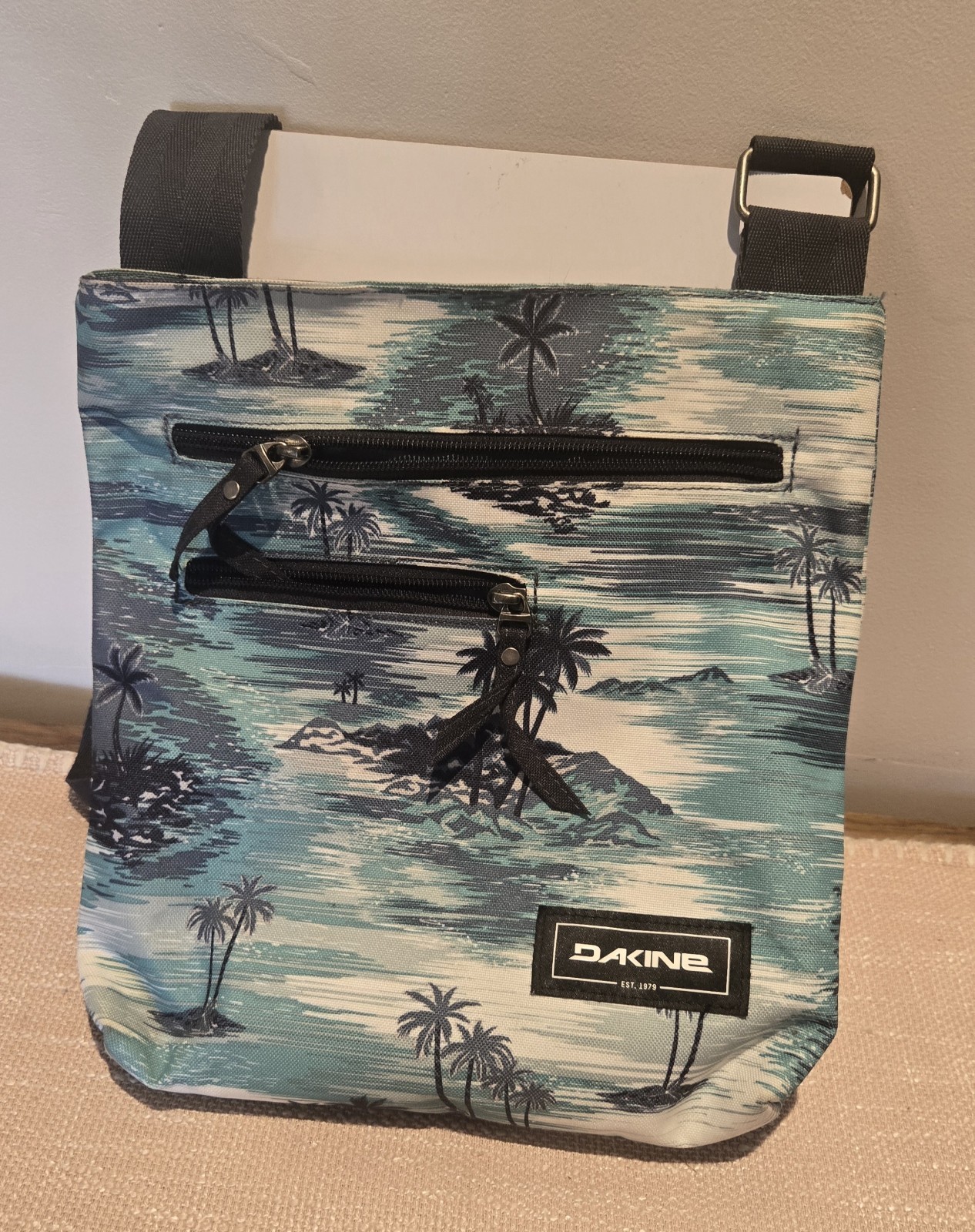 DAKINE Blue Isle Print Women’s Jo Jo Crossbody Bag Adjustable Straps & Zippers