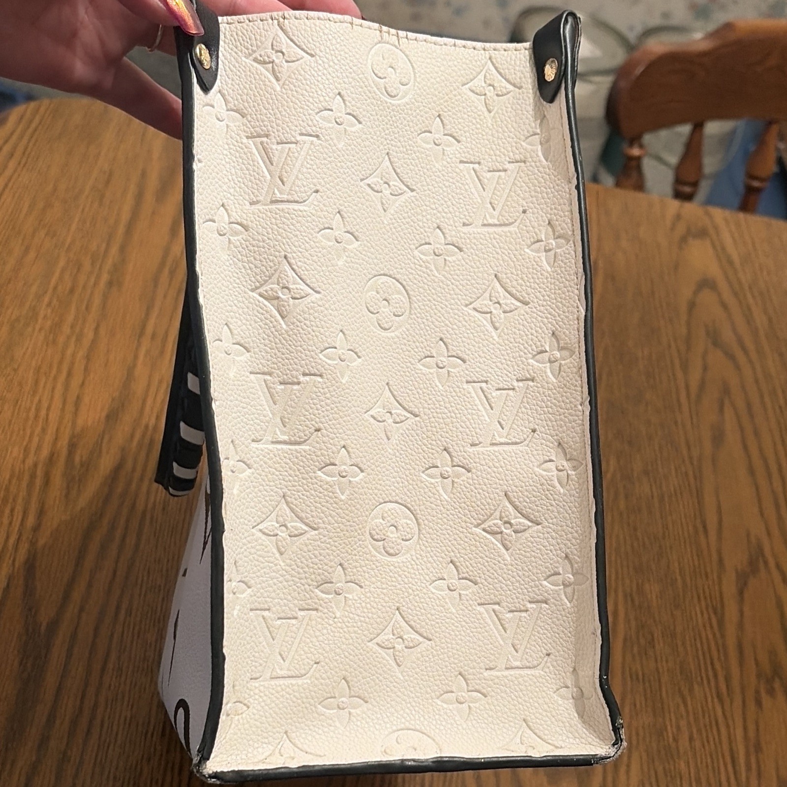 Louis Vuitton Monogram Tote White/Black/Red Zip Closure Inner Pockets Gold HW