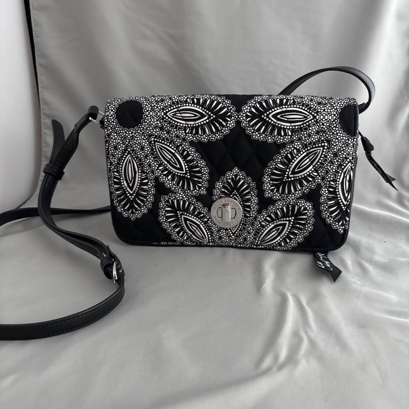 Vera Bradley crossbody bag Black & White Design, pre-owned, 9.5 X 6 X 2.5 In B6