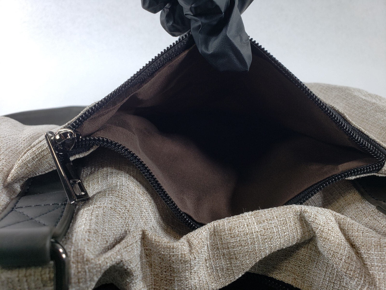 Cream and Black Textured Tote Bag w/ Zipper and Long Cross Body Strap 16″ x 8.5″