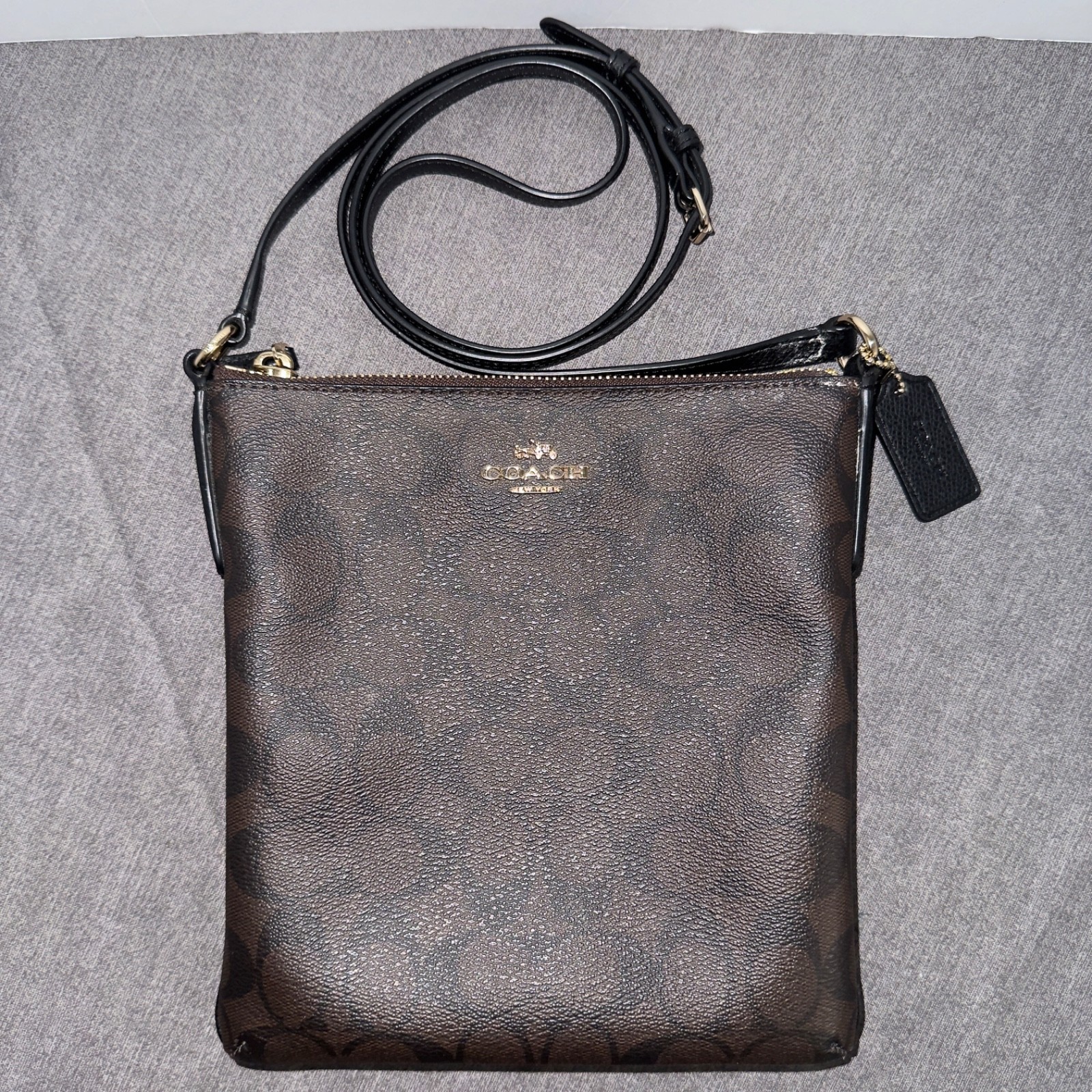 COACH black/brown Pebbled Leather Sm Swingpack Crossbody Bag N/S 2016 F35940 EUC
