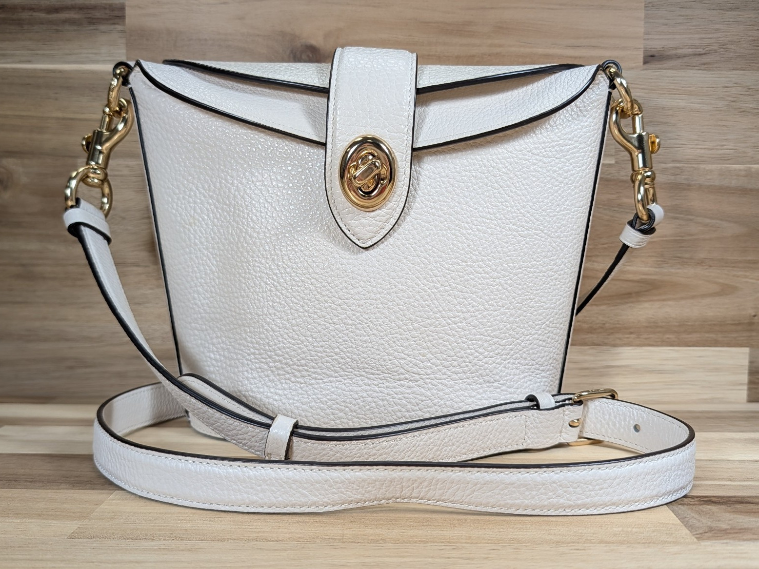 COACH Willow Bucket Bag Chalk White Pebbled Leather Crossbody C3814
