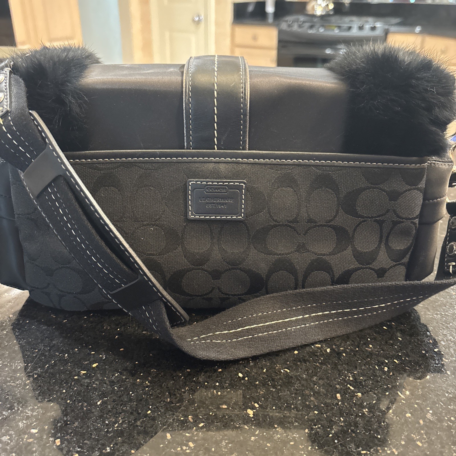 NICE COACH LTD ED BLACK SIGNATURE C POCKET SKI FLAP HARE FUR BAG PURSE 3590 RARE
