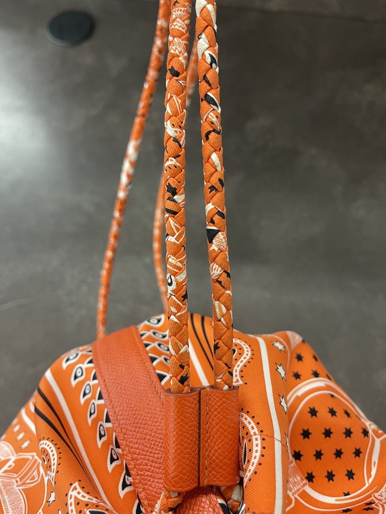 Hermès Soie Cool 22 – Bandana Orange – Silk & Leather Drawstring Bag
