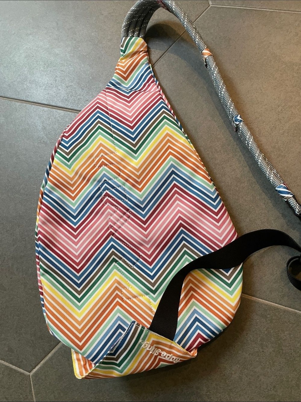Kavu Multicolor Chevron Rope Sling Bag – Rainbow Stripe