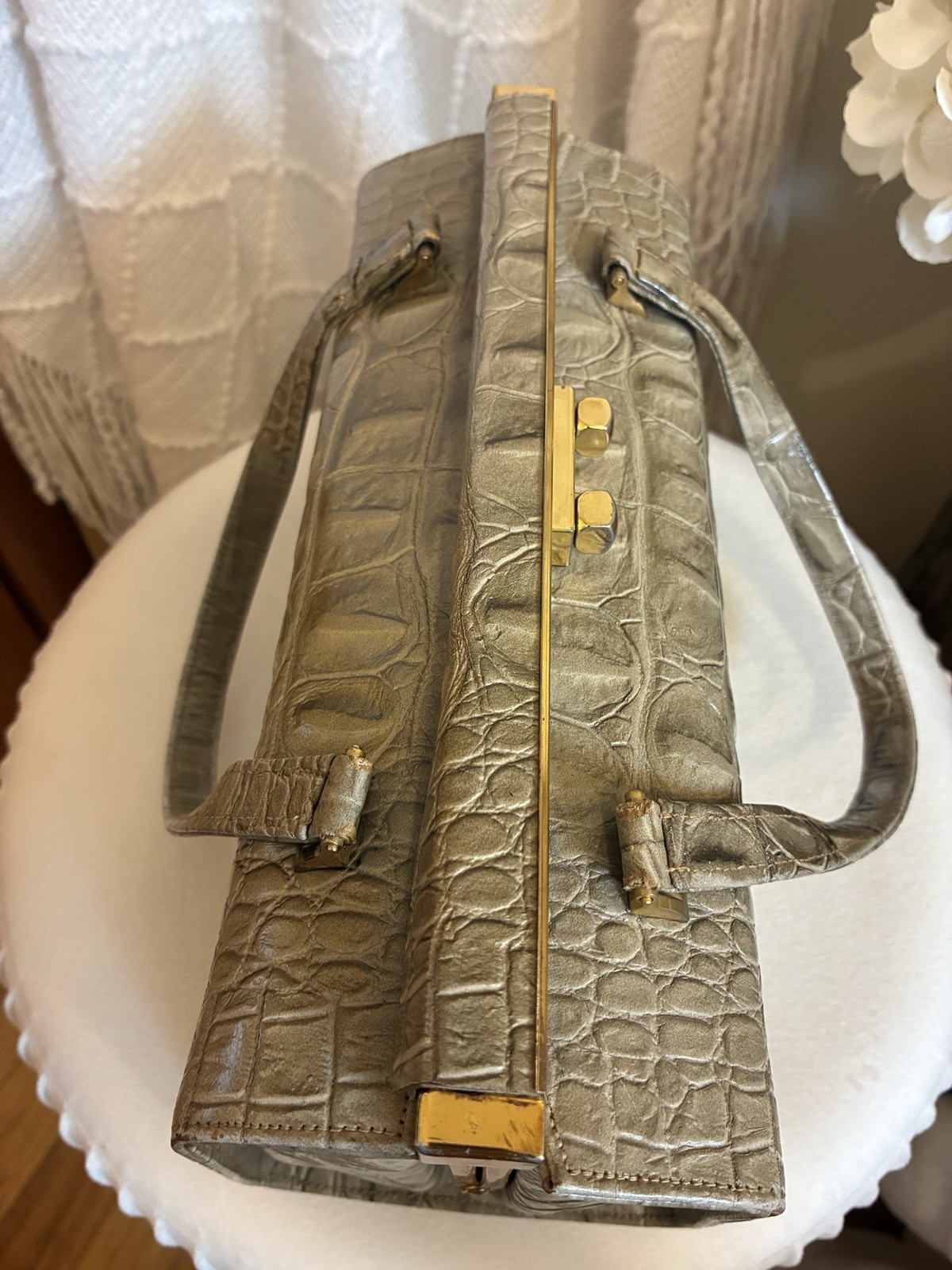 VTG 1950’s Triangle New York East West Taupe Alligator Embossed Handbag Read