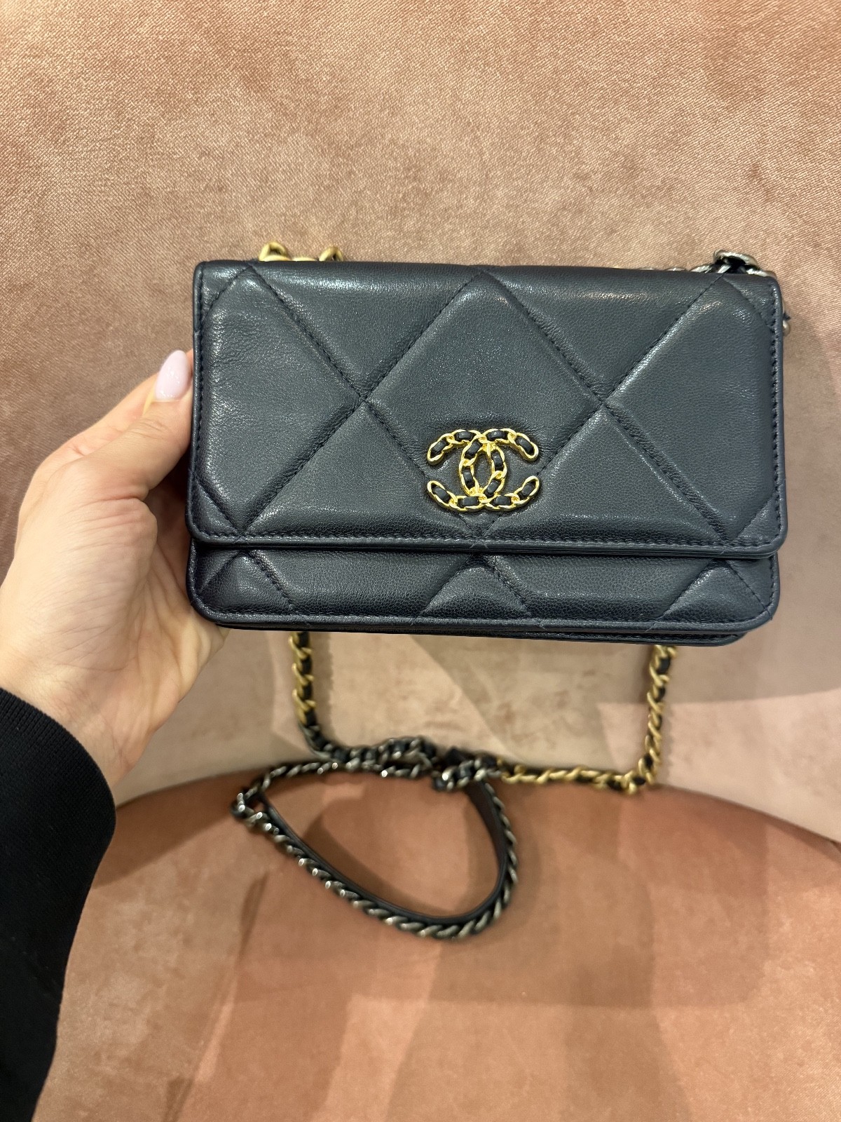 CHANEL 19 Wallet On Chain Navy Lambskin