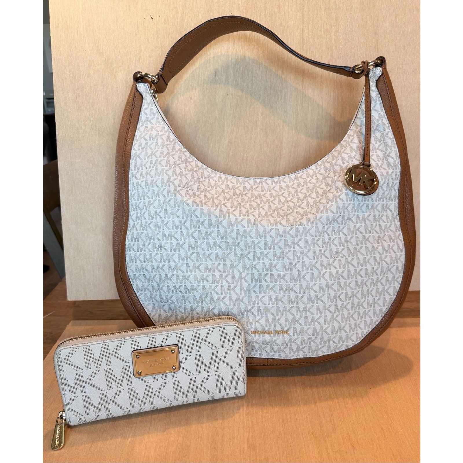 Michael Kors Signature Hobo Shoulder Bag Zip Wallet Set White Cognac Brown