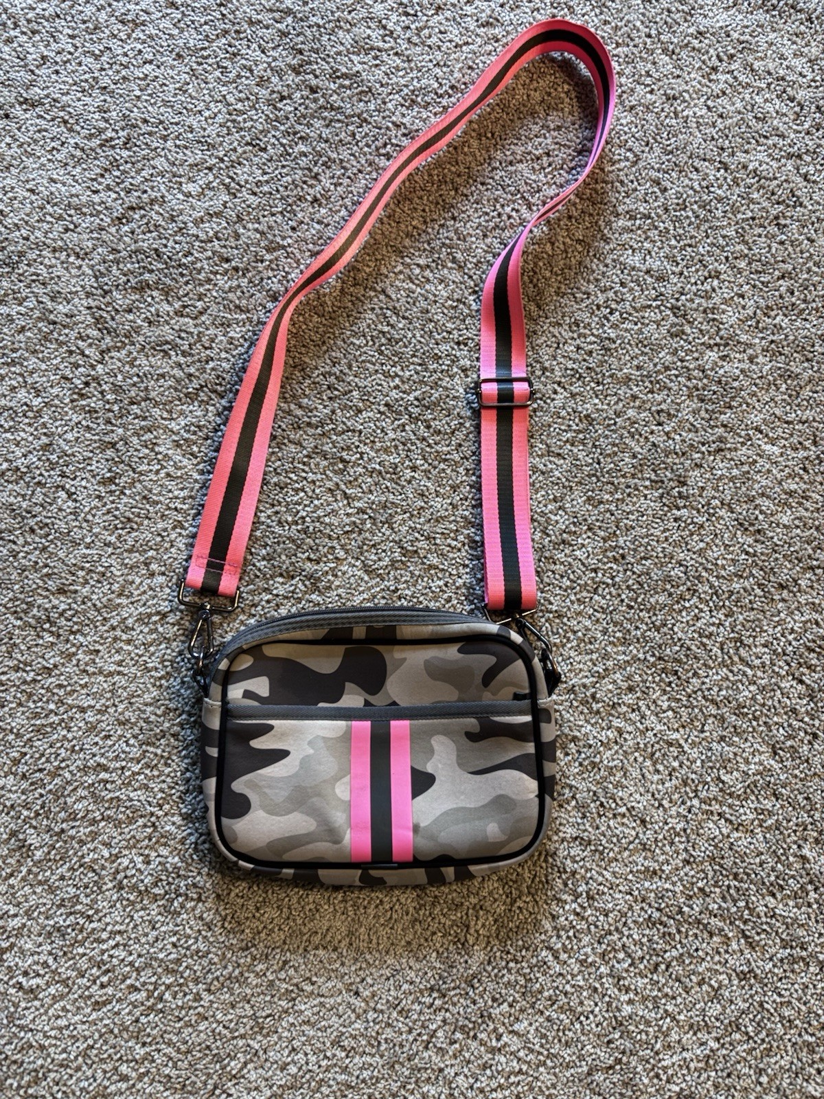 haute shore Drew Ciaro camo/pink crossbody