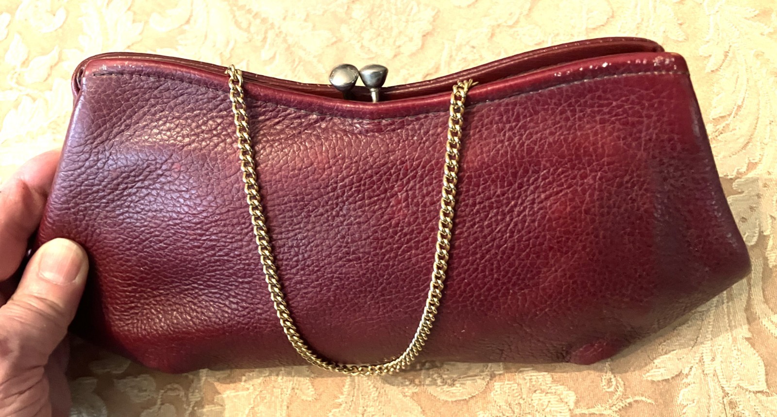 Small VTG Maroon Pebbled Leather Unlined Clutch Purse w Kiss Lock & Chain Handle