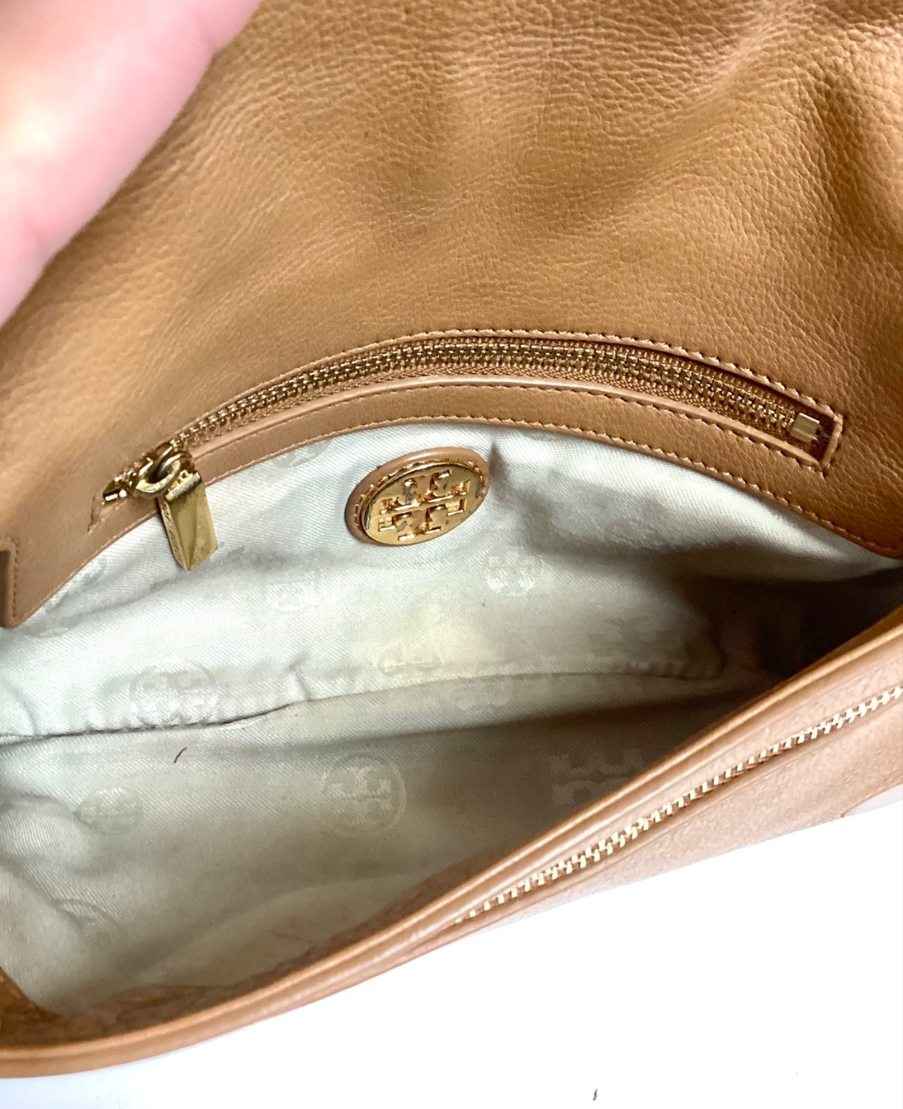 TORY BURCH Amanda Logo Clutch/Crossbody Tan/Brown Leather Bag
