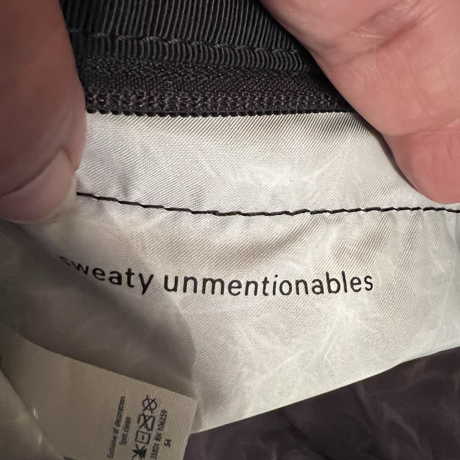 Lululemon Break Free Kit Plume White Black Folding Hangs Travel Toiletry Bag