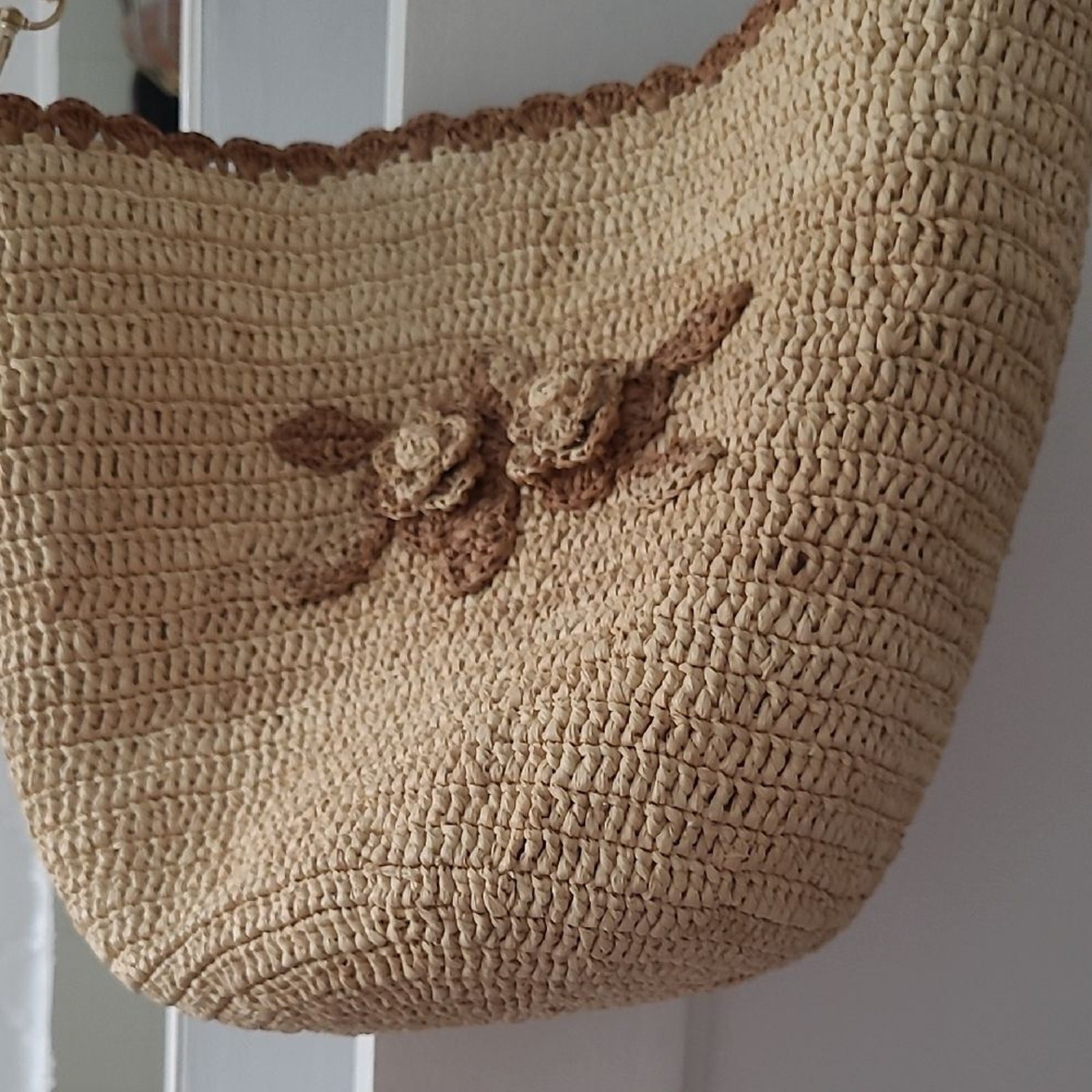NWOT BTB Los Angeles Cross BodyFlowered Raffia Bucket Bag With Detachable Strap