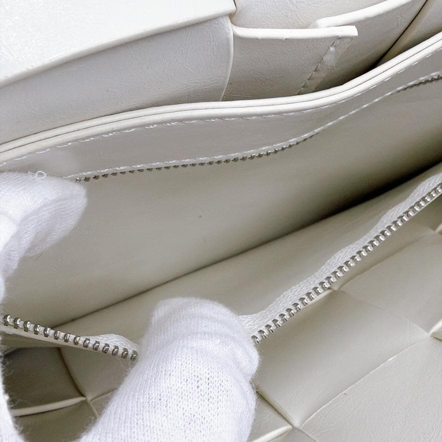 BOTTEGA VENETA Maxi Intrecciato Cassette Shoulder Bag White B018