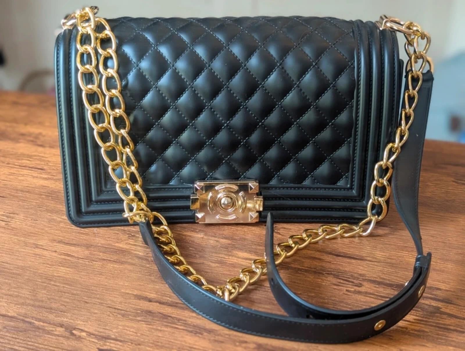 Black Quilted Crossbody Bag with Gold Chain Strap and Clasp Closure – Very Good