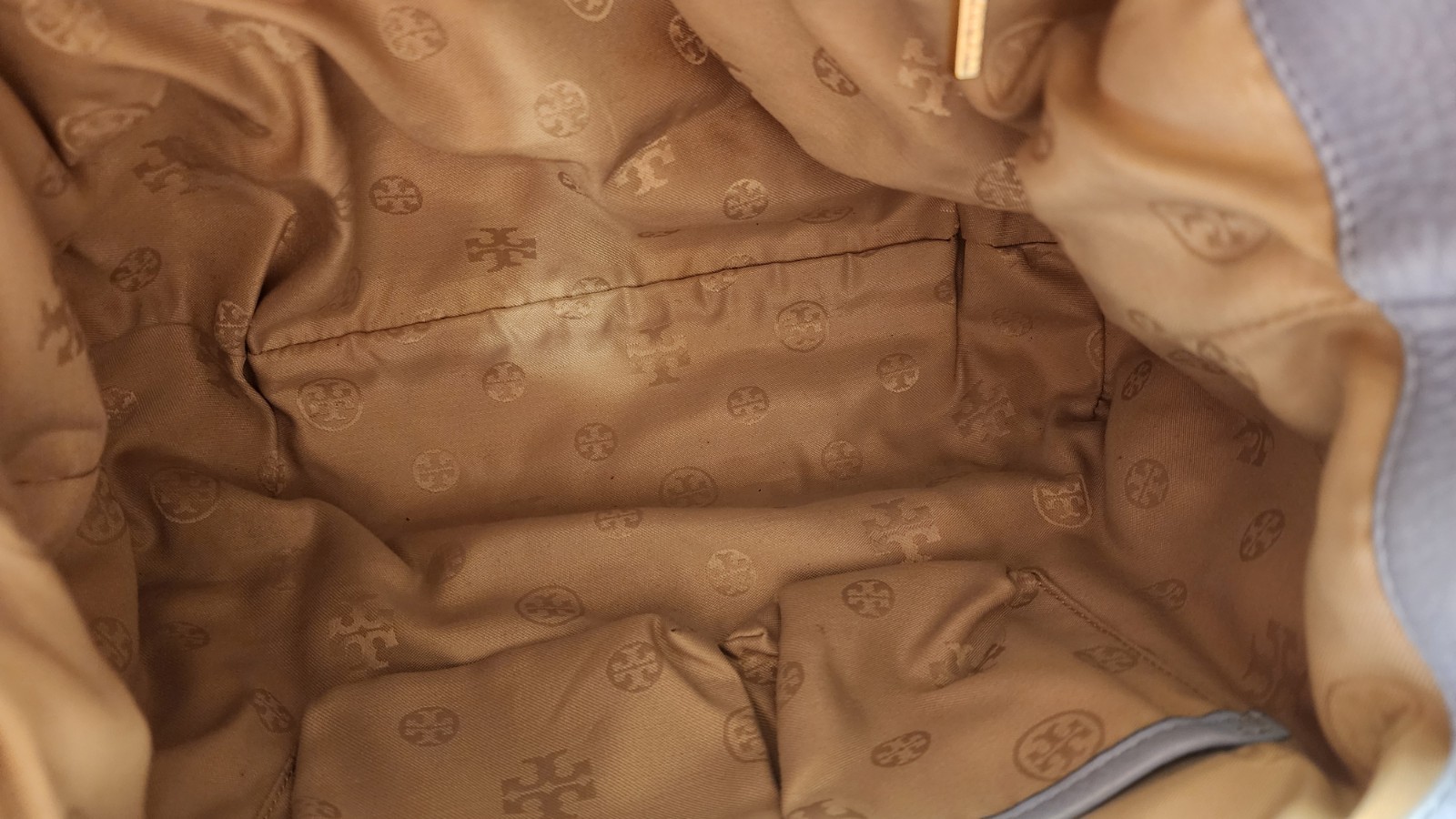Tory Burch Amanda Hobo bag pebbled leather, a front flap pocket signature logo