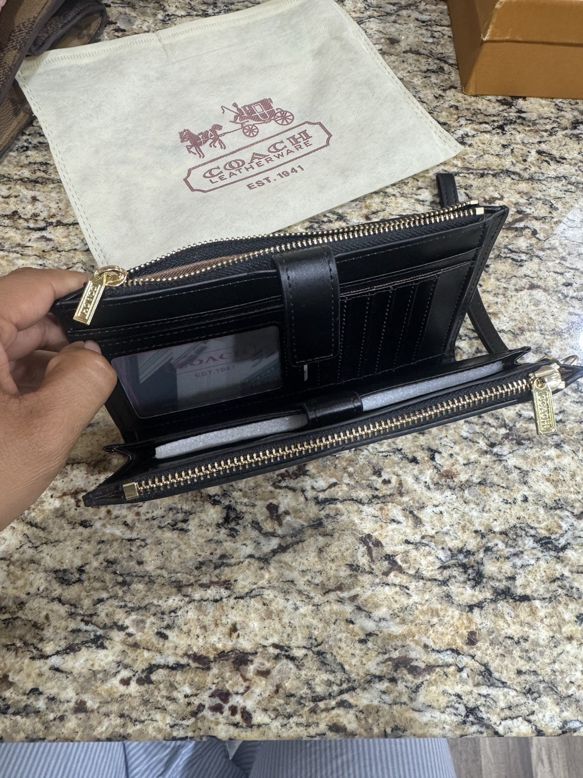 Cartera/Wristlet Coach Signature Café – Elegancia y Funcionalidad