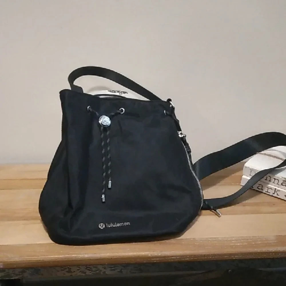 lululemon athletica Drawstring Bucket Crossbody Bag NWOT