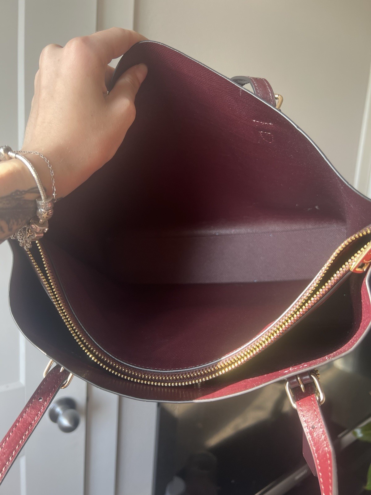 Coach Burgundy Croc Embossed Tote Zip Closure Gold Hardware Shoulder Strap Tag