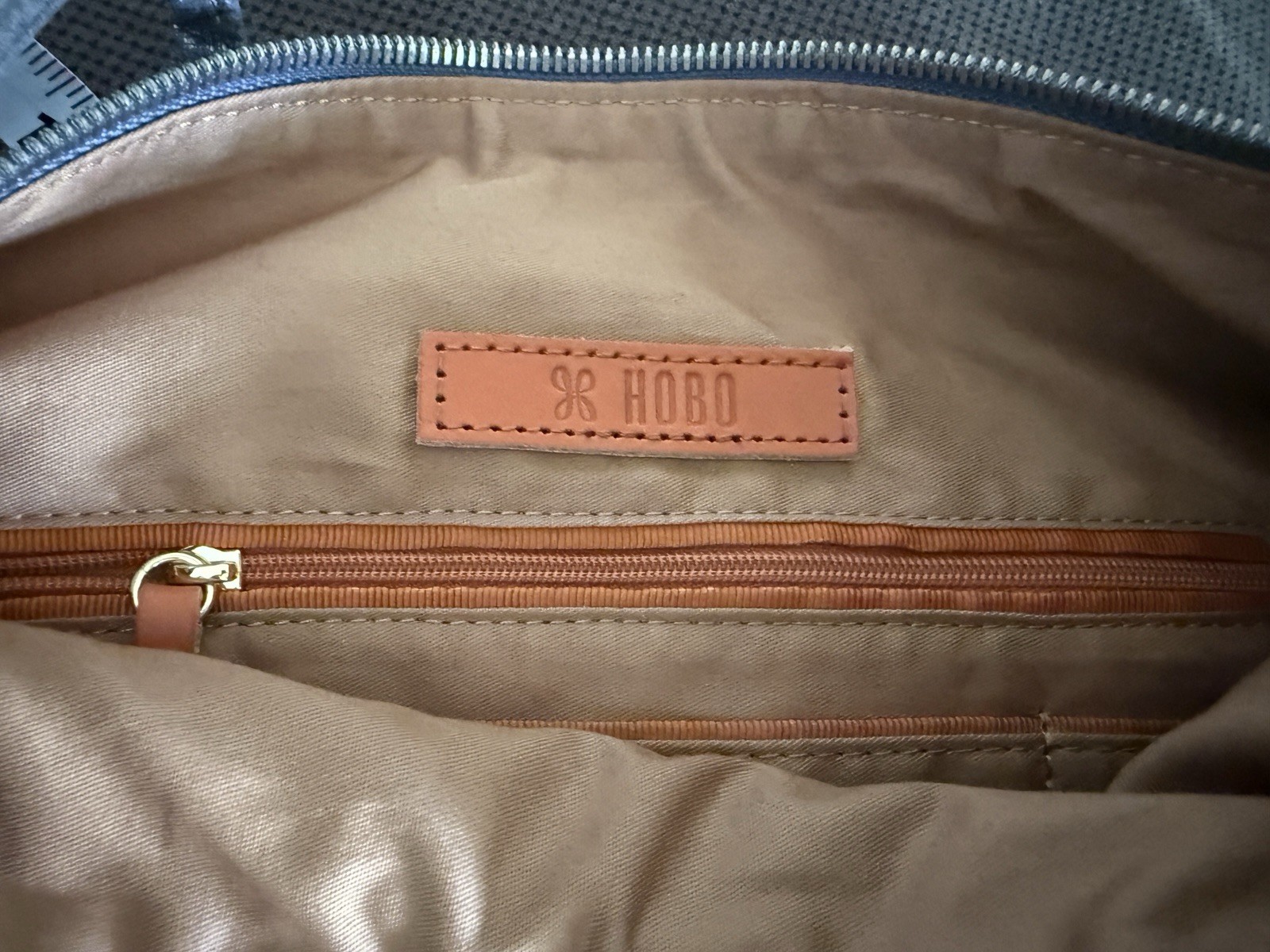 Hobo International LGray Metallic Crossbody Bag Zip Top Adjustable Strap Pockets