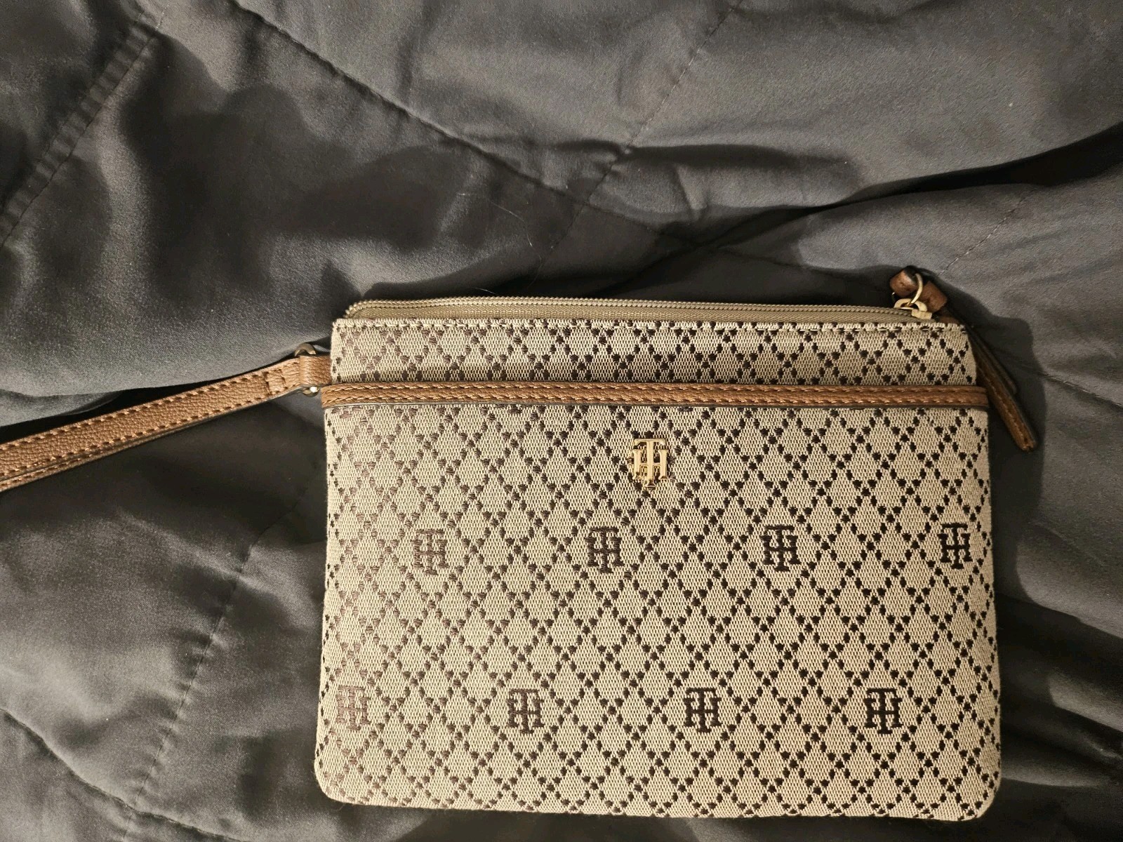 TOMMY HILFIGER Wristlet Handbag Clutch Wrist Strap design 9×6.5in