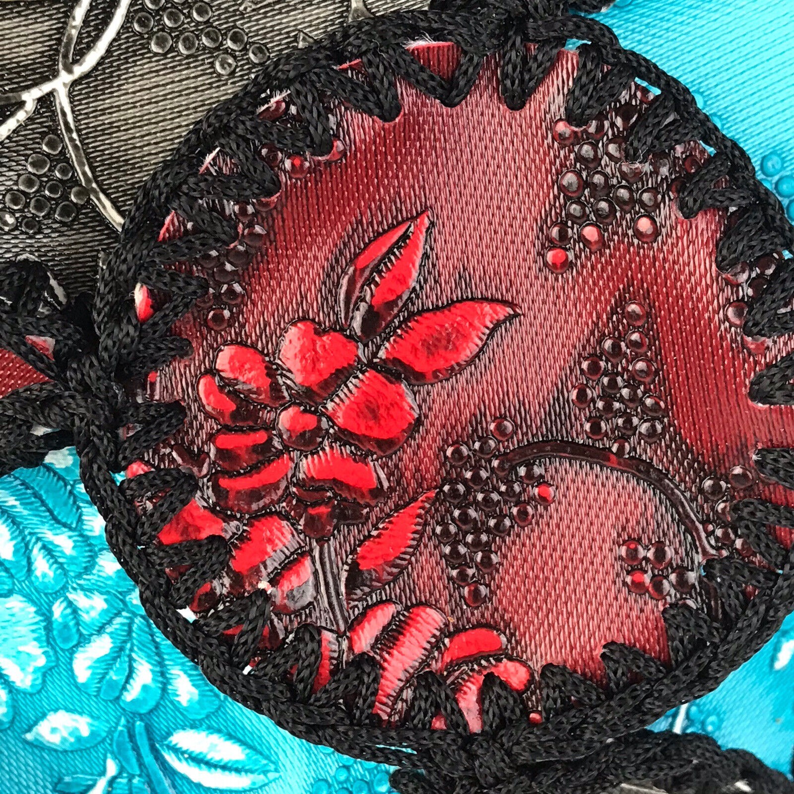 Floral Leaf Purse Bag. It is in excellent condition It measures 20 cm x 14 cm