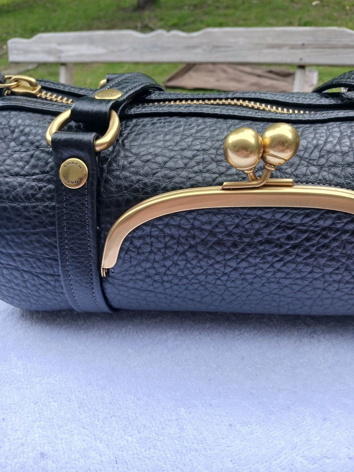 Coach reedition Kisslock Barrel Bag in Black Pebbled Leather G2U
