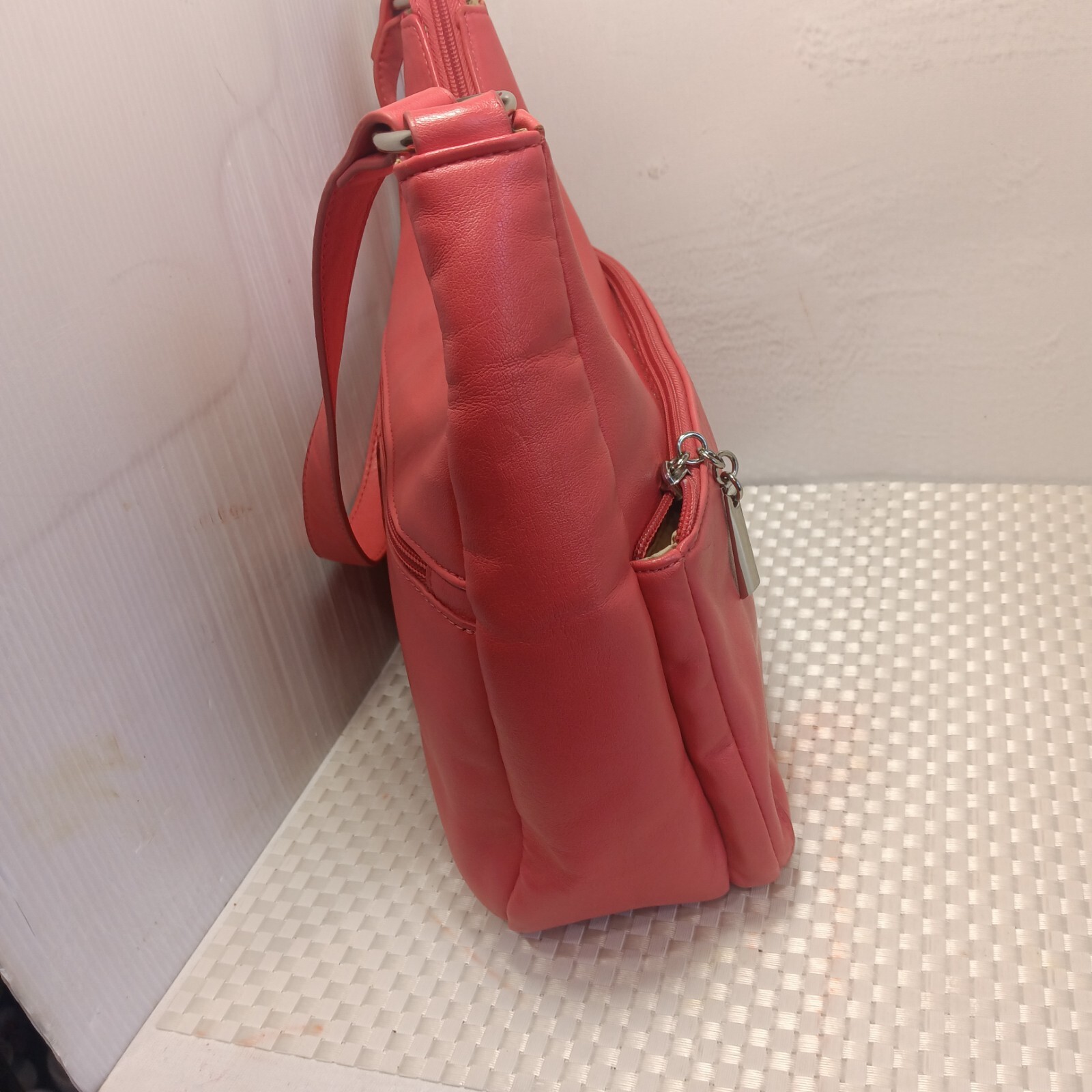 Giani Bernini Italian Nappa leather peach shoulder strap handbag. EUC