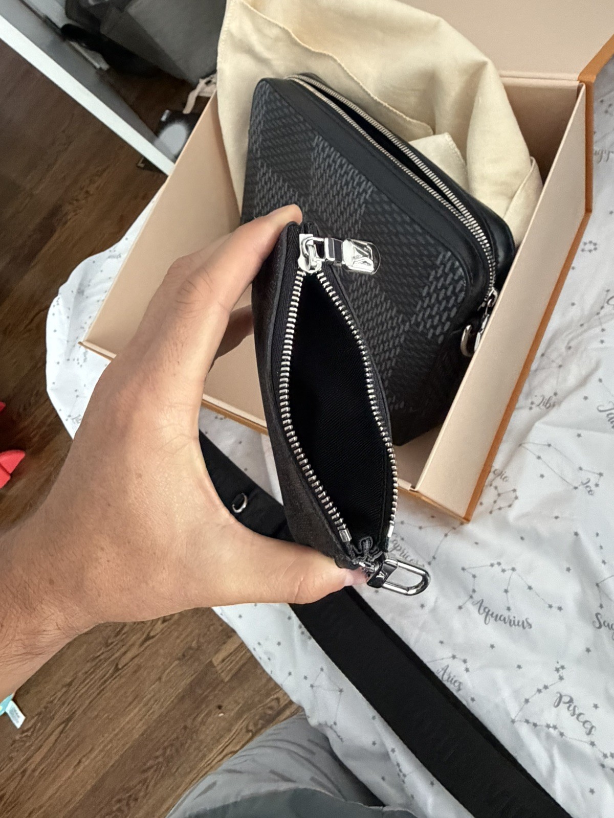 Louis Vuitton Damier Graphite Trio Messenger(“pocket plus not included)