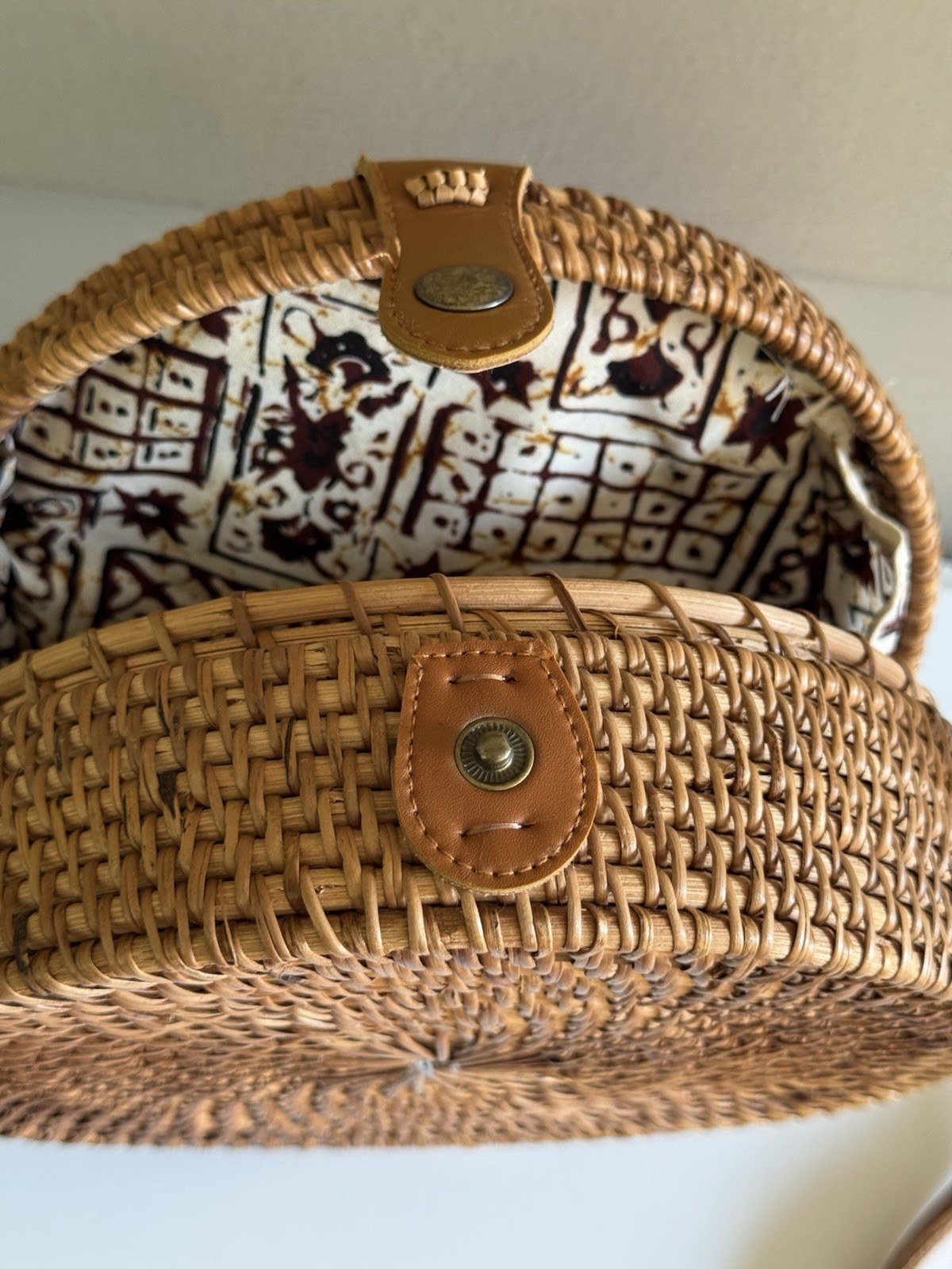Round Brown Crossbody Bag Detachable Strap Snap Closure Lined Gold Tone Women