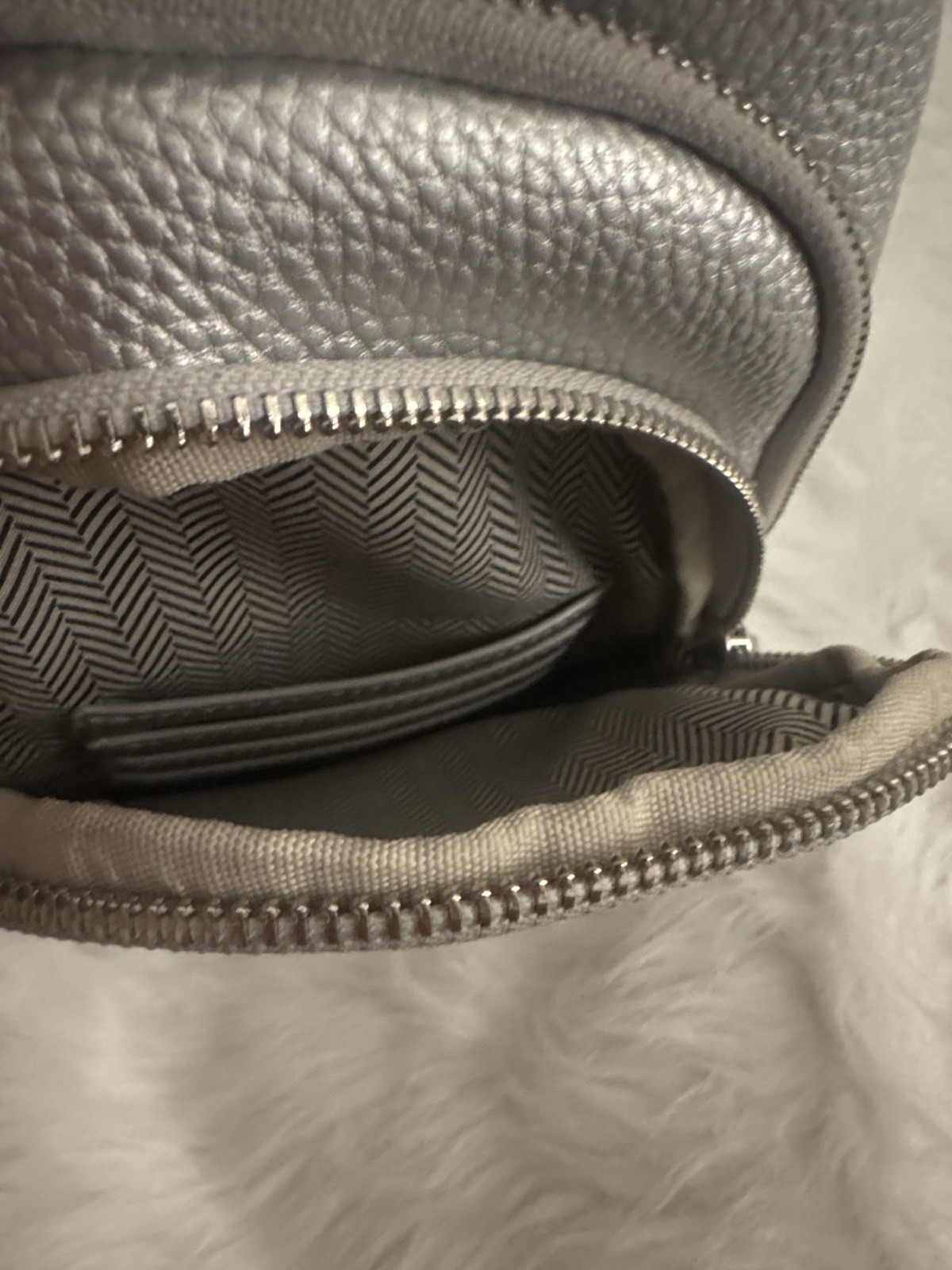 Tah Domeo Silver Metallic Crossbody Sling Bag Chevron Lining Zip Small