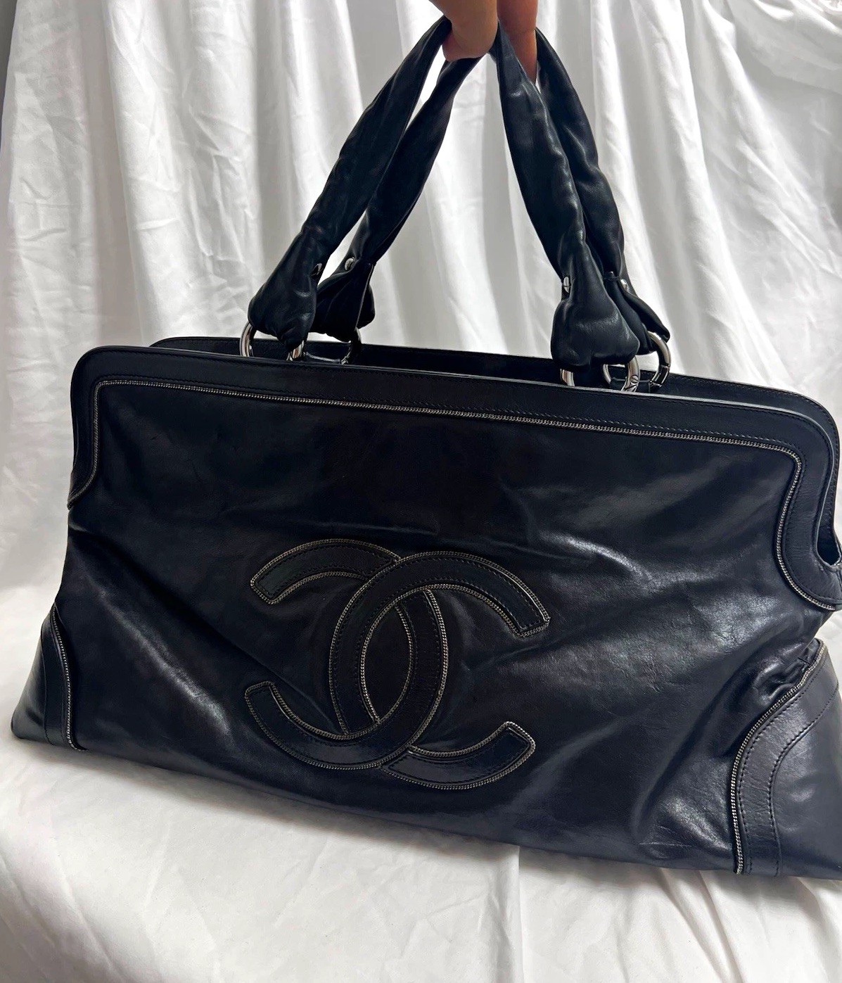 Authentic Chanel Vintage E/W Soho Tote Black Leather XL CC Logo 11 Series Italy