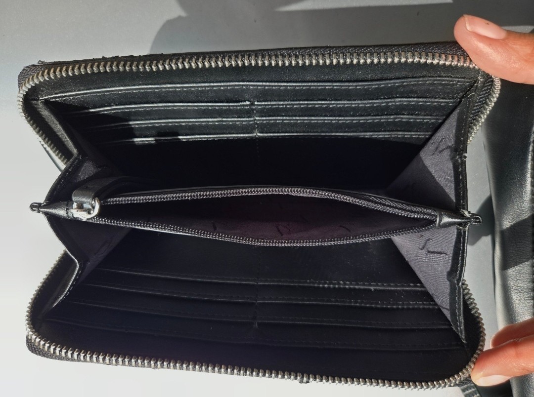 Simply Vera Vera Wang Womens Black Purse + Wallet