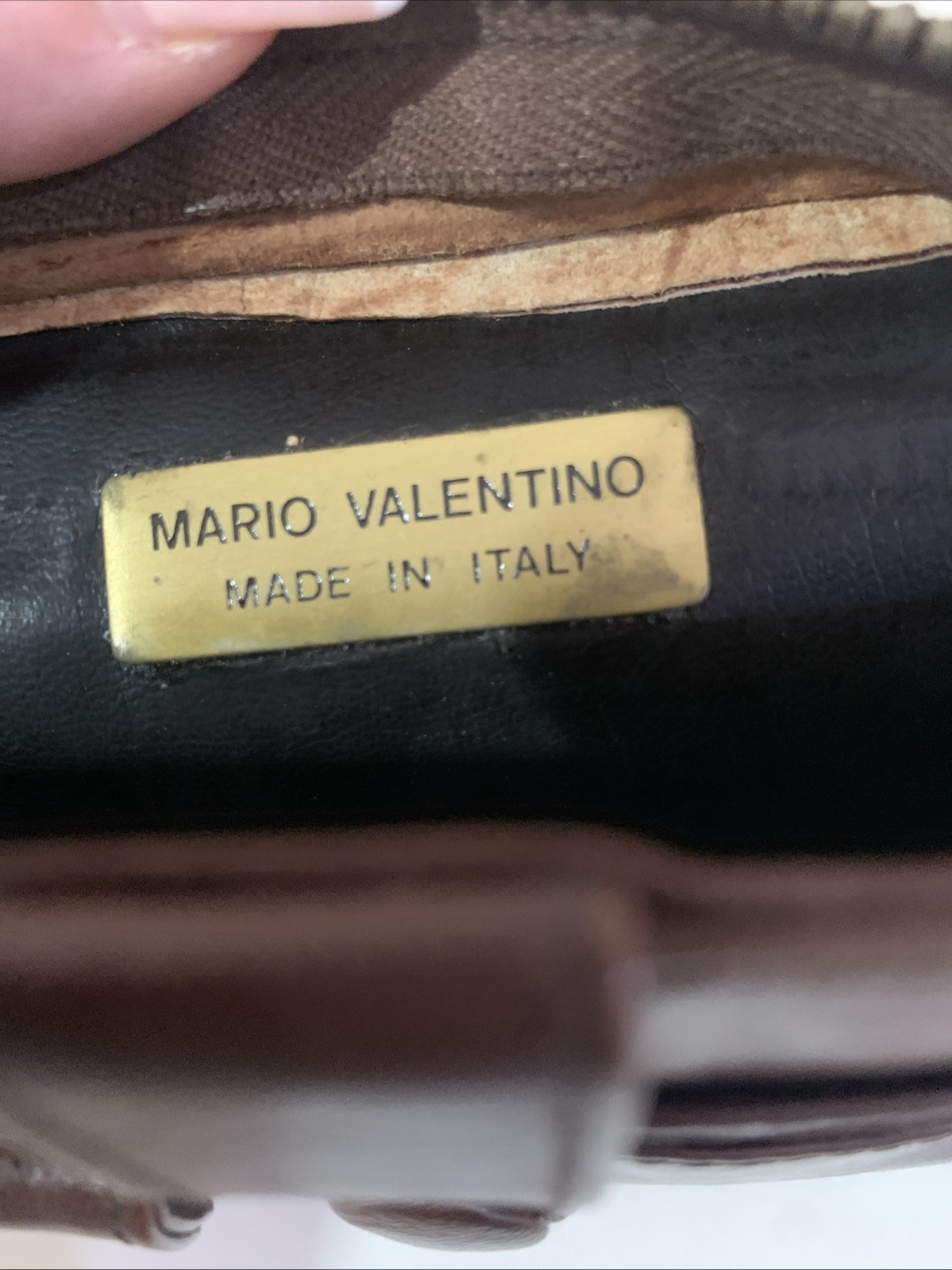 VINTAGE AUTHENTIC MARIO VALENTINO BROWN LEATHER GOLD V WRISTLET CLUTCH ITALY