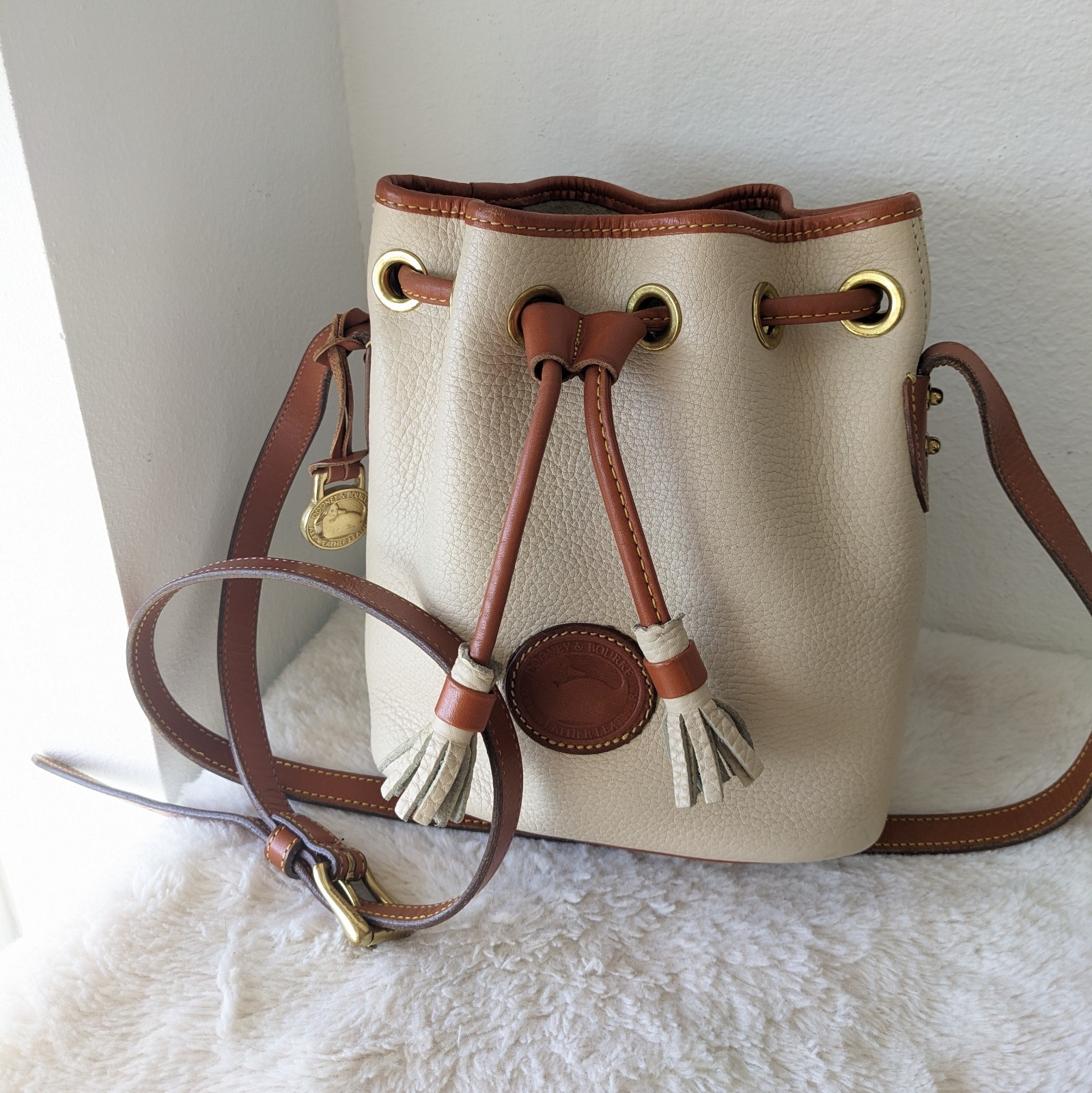 Vintage Dooney & Bourke Beige Tan Real Leather Drawstring Bucket Crossbody Bag