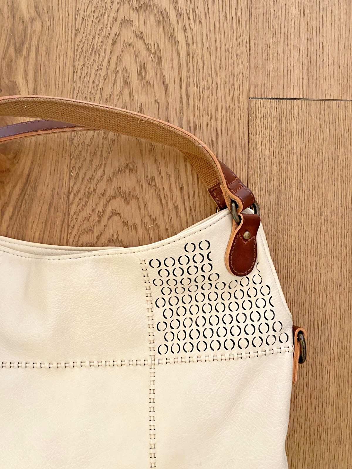 Clarks Cream Leather Shoulder Bag Cutout Detail Brown Strap 11×10